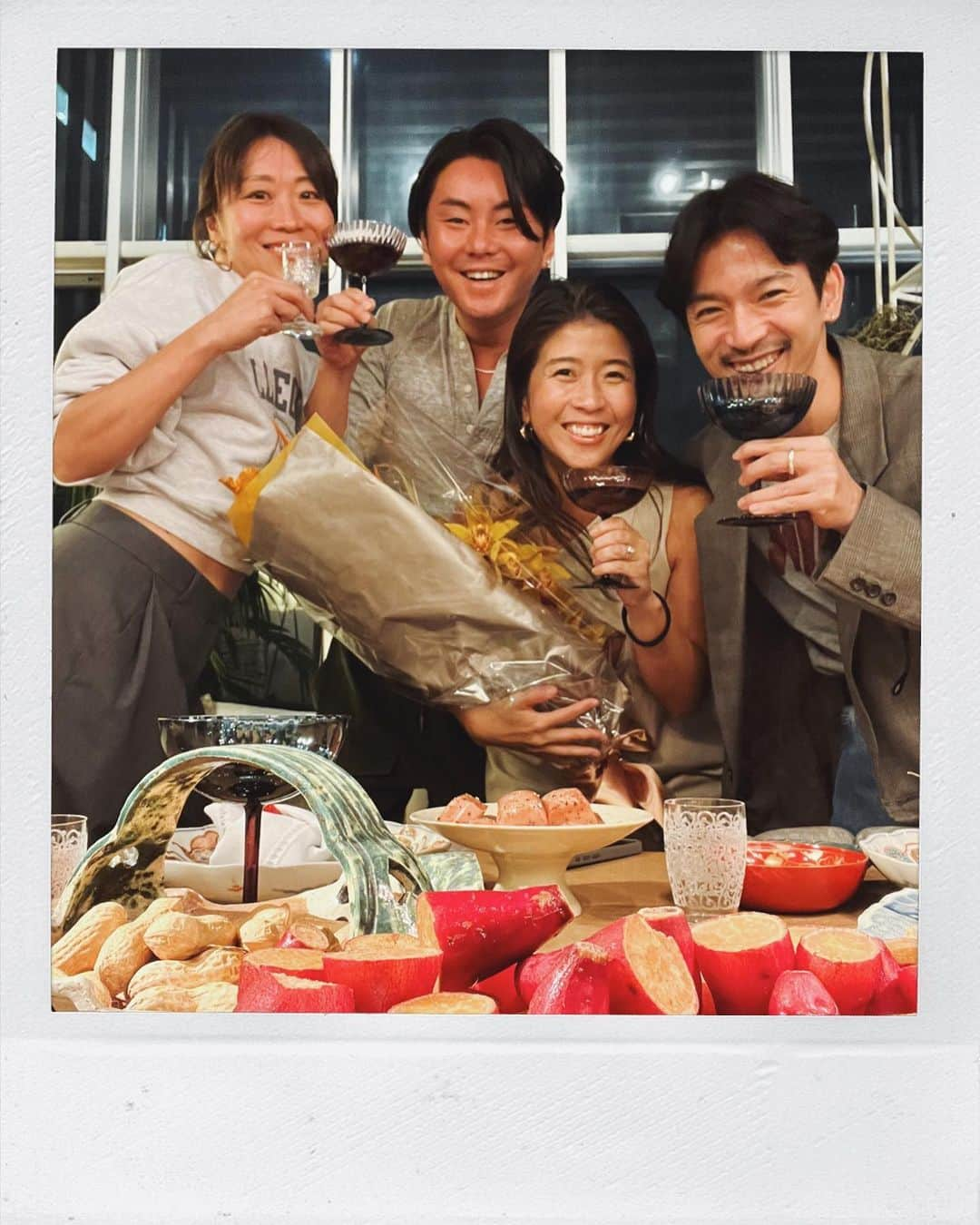 金セアルさんのインスタグラム写真 - (金セアルInstagram)「🎂 ＿＿＿＿＿＿＿＿＿＿ ・ 話してはいけないことが 何ひとつないメンバーで 遅ればせながらまりんこのお誕生日祝い🎉 📍祝宴の場所は…✨ 今やどこよりも予約の取れないhideya料理店 (鱧、松茸、蟹…季節のお料理出揃いました。お料理屋さんでこの食材この量食べたら¥195,000のコースやな言うて。爆。6枚目松茸割る音良かったら聞いてくださいね。) ・ ・ ・ 舌鼓うちながら食べて飲んで 泣いて🥲爆笑して 最後は円陣みたいなハグして解散。 なんせ時間が足りひんかった。  なんでも話せる友達の何がいいかって 何年もの間に重ねたいろんな思いをお互いに知ってるから 一緒に喜んで怒って哀しむことも楽しめることもあるんやなと。 そんな風に感じた夜でした🌙✨ ・ ・ ・ まりちゃんお誕生日おめでとう🎂 プレゼントはもう物じゃなくサウナ🧖‍♀️チケットです🎫 ・ ・ ・ #おじんとおばんとおばん #おじんとおじんとおばんとおばん ・ ・」10月26日 21時40分 - sealbank