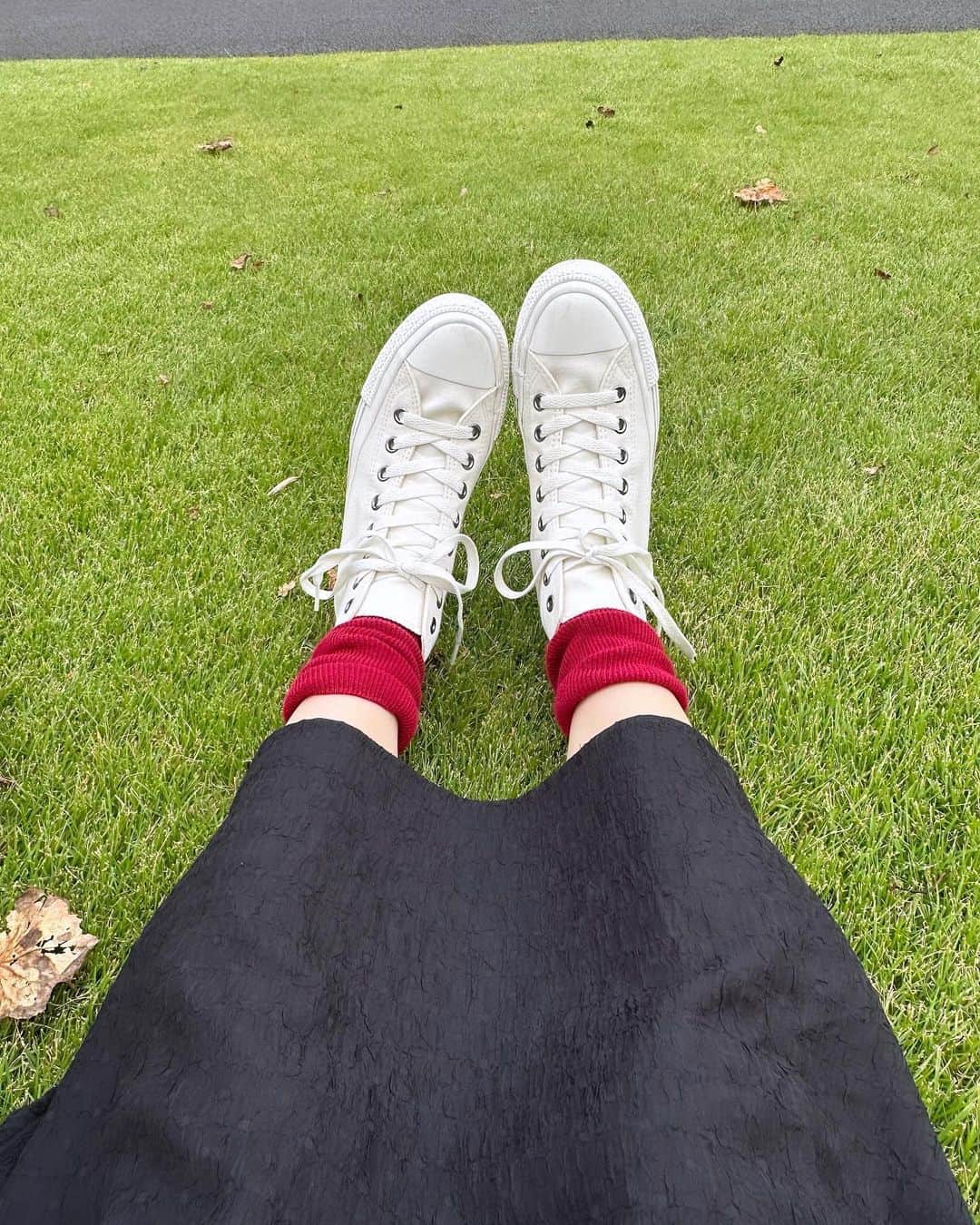 のインスタグラム：「.  芝生ってなんかいいよね〜🌱‬💭 ゴローンってしてお昼寝したくなる︎︎  #beyooooonds #前田こころ」
