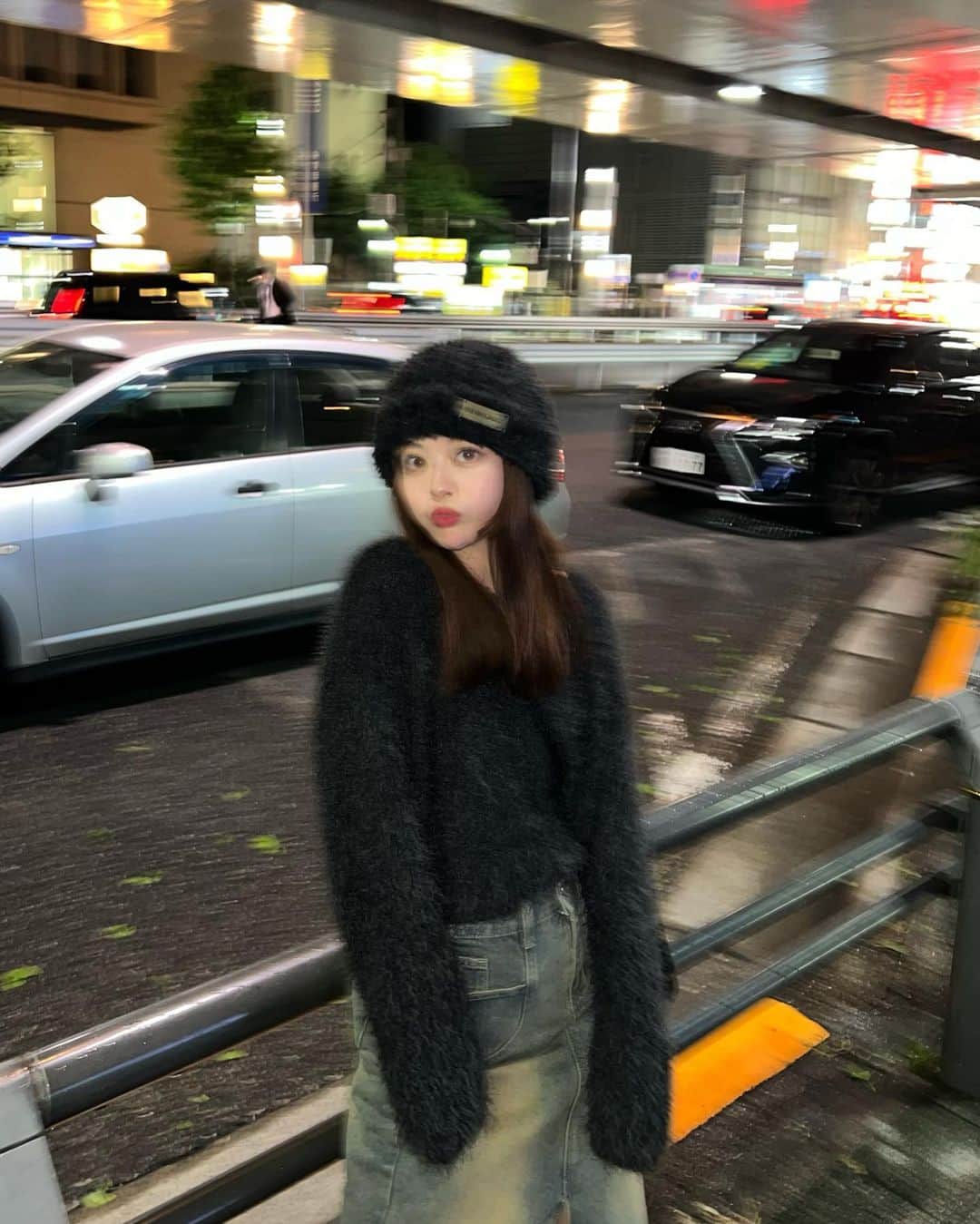 牛江桃子（ももち）のインスタグラム：「ふわふわ真っ黒な日 🐈‍⬛🖤 ⁡ さっきはGRL新作ライブ､見てくれた子ありがとう♡ アーカイブ残してるので是非みてネ☺︎ 今週土曜日にはYouTubeもUPするからお楽しみに､､🐈‍⬛🖤 ⁡ ⁡ ＼ PS. ／ 明日、めちゃんこ嬉しいお知らせあります…！！🥺💕💕ずっとずっと温めてきた､楽しみにしてた､重大報告です…やばいです…BIG BIG BIG NEWSです…お楽しみに…！！🥺💕💕 ⁡」