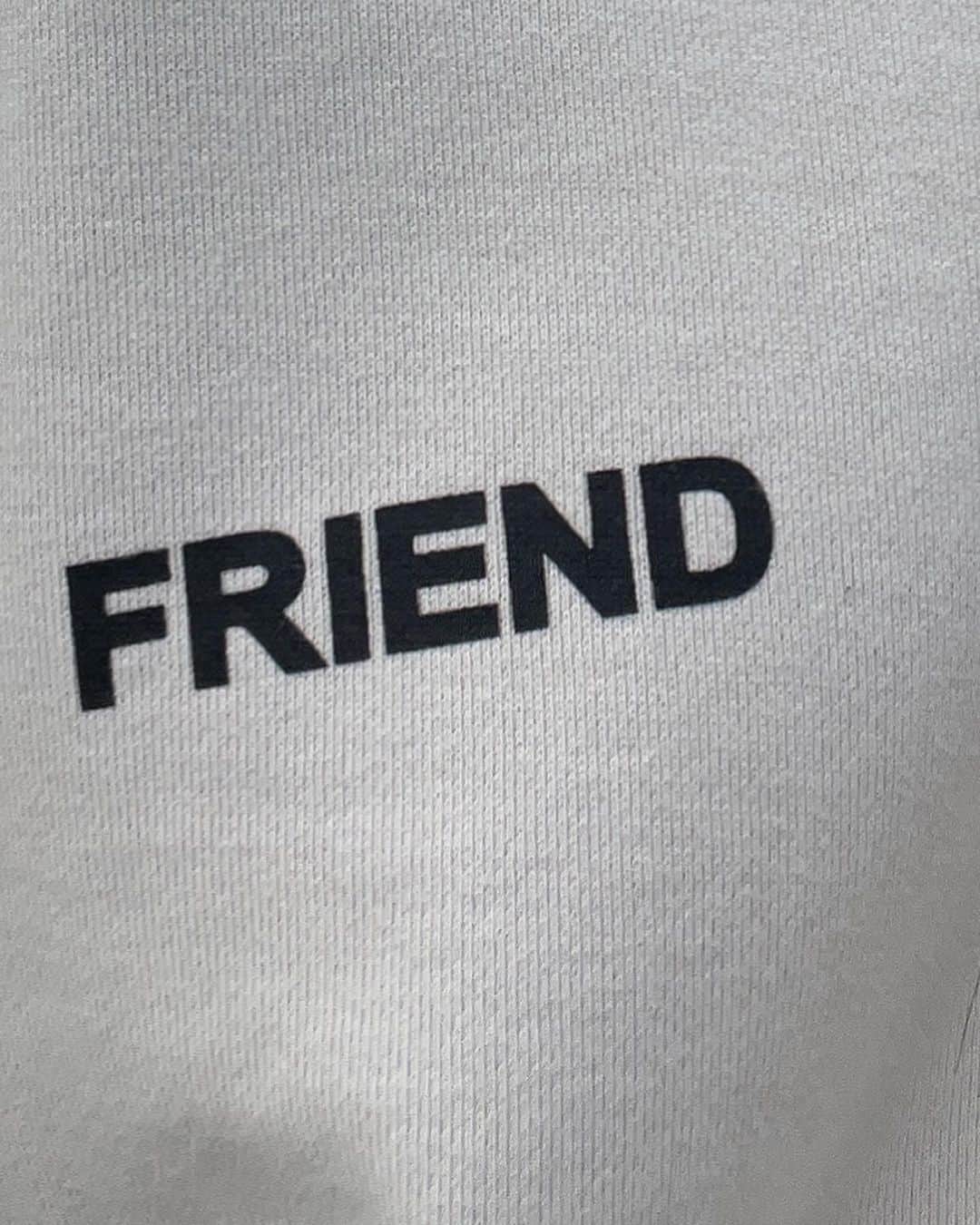 重盛さと美さんのインスタグラム写真 - (重盛さと美Instagram)「NEW ERAコラボ「FRIEND」 発売開始しました〜！！！！！🖤 ネットとNEWERA直営店で買えます🐘🐘 プロフィールに貼っているURLからサイトに飛べます✌️ (アパレル全て完売しました🙏帽子のみあと少しあります🙇)  インカメセルフィー🤳で撮ると、 「FRIEND」に見えるミラー文字デザインです✨ サイズはS〜XXLまであります！  ずーっと着続けられる着心地と形にこだわったスウェットセットアップです👍 NEWERAさん曰く、これまでコラボした人でダントツにこだわりが多く打ち合わせ時間が長かったそうです☺️（笑） 文字の大きさと配置を1ミリづつ作ってトーナメントをし、 生地の色でごね、これまでなかった新色にしてもらい✨(ストーンベージュ) 本当に一生着れるスウェットを目指して作りました👍👍 キャップはどんな服にも合うように、顔が短く小さく見えるように文字と大きさと配置を何回も試作しました！  どれを買っても毎日使いやすい！かわいい！って言ってもらえると思います🙌💯  ちなみに私は、 昨日と今日と先一昨日も着てます🥴🥴🥴🤎（笑）  私のFRIENDと、 私たちの大好きな曲のタイトルFRIEND、 そして大好きなNEW ERAさんとの初コラボ✨ 嬉しいです！🙌🎉🎉🎉  是非、 ネットやNEWERAさんで見てみてください🦧🦧🤎  #NEWERA #重盛さと美 #feat.友達  FRIEND @k_i_h_o_ 🤎🤎🤎 NEW FRIEND @newerajapan 🖤🖤🖤✨」10月26日 21時41分 - satomi_shigemori