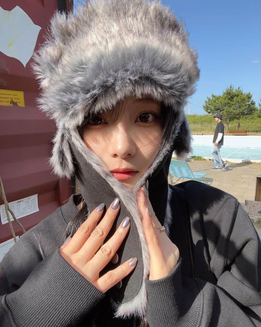 重盛さと美さんのインスタグラム写真 - (重盛さと美Instagram)「NEW ERAコラボ「FRIEND」 発売開始しました〜！！！！！🖤 ネットとNEWERA直営店で買えます🐘🐘 プロフィールに貼っているURLからサイトに飛べます✌️ (アパレル全て完売しました🙏帽子のみあと少しあります🙇)  インカメセルフィー🤳で撮ると、 「FRIEND」に見えるミラー文字デザインです✨ サイズはS〜XXLまであります！  ずーっと着続けられる着心地と形にこだわったスウェットセットアップです👍 NEWERAさん曰く、これまでコラボした人でダントツにこだわりが多く打ち合わせ時間が長かったそうです☺️（笑） 文字の大きさと配置を1ミリづつ作ってトーナメントをし、 生地の色でごね、これまでなかった新色にしてもらい✨(ストーンベージュ) 本当に一生着れるスウェットを目指して作りました👍👍 キャップはどんな服にも合うように、顔が短く小さく見えるように文字と大きさと配置を何回も試作しました！  どれを買っても毎日使いやすい！かわいい！って言ってもらえると思います🙌💯  ちなみに私は、 昨日と今日と先一昨日も着てます🥴🥴🥴🤎（笑）  私のFRIENDと、 私たちの大好きな曲のタイトルFRIEND、 そして大好きなNEW ERAさんとの初コラボ✨ 嬉しいです！🙌🎉🎉🎉  是非、 ネットやNEWERAさんで見てみてください🦧🦧🤎  #NEWERA #重盛さと美 #feat.友達  FRIEND @k_i_h_o_ 🤎🤎🤎 NEW FRIEND @newerajapan 🖤🖤🖤✨」10月26日 21時41分 - satomi_shigemori