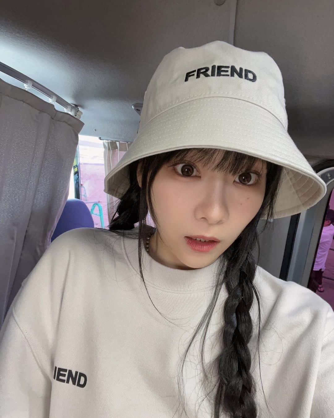 重盛さと美さんのインスタグラム写真 - (重盛さと美Instagram)「NEW ERAコラボ「FRIEND」 発売開始しました〜！！！！！🖤 ネットとNEWERA直営店で買えます🐘🐘 プロフィールに貼っているURLからサイトに飛べます✌️ (アパレル全て完売しました🙏帽子のみあと少しあります🙇)  インカメセルフィー🤳で撮ると、 「FRIEND」に見えるミラー文字デザインです✨ サイズはS〜XXLまであります！  ずーっと着続けられる着心地と形にこだわったスウェットセットアップです👍 NEWERAさん曰く、これまでコラボした人でダントツにこだわりが多く打ち合わせ時間が長かったそうです☺️（笑） 文字の大きさと配置を1ミリづつ作ってトーナメントをし、 生地の色でごね、これまでなかった新色にしてもらい✨(ストーンベージュ) 本当に一生着れるスウェットを目指して作りました👍👍 キャップはどんな服にも合うように、顔が短く小さく見えるように文字と大きさと配置を何回も試作しました！  どれを買っても毎日使いやすい！かわいい！って言ってもらえると思います🙌💯  ちなみに私は、 昨日と今日と先一昨日も着てます🥴🥴🥴🤎（笑）  私のFRIENDと、 私たちの大好きな曲のタイトルFRIEND、 そして大好きなNEW ERAさんとの初コラボ✨ 嬉しいです！🙌🎉🎉🎉  是非、 ネットやNEWERAさんで見てみてください🦧🦧🤎  #NEWERA #重盛さと美 #feat.友達  FRIEND @k_i_h_o_ 🤎🤎🤎 NEW FRIEND @newerajapan 🖤🖤🖤✨」10月26日 21時41分 - satomi_shigemori