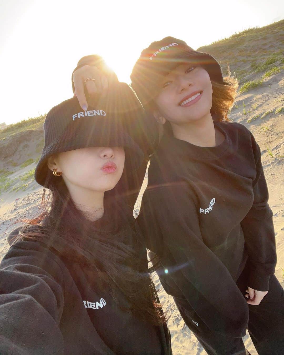 重盛さと美さんのインスタグラム写真 - (重盛さと美Instagram)「NEW ERAコラボ「FRIEND」 発売開始しました〜！！！！！🖤 ネットとNEWERA直営店で買えます🐘🐘 プロフィールに貼っているURLからサイトに飛べます✌️ (アパレル全て完売しました🙏帽子のみあと少しあります🙇)  インカメセルフィー🤳で撮ると、 「FRIEND」に見えるミラー文字デザインです✨ サイズはS〜XXLまであります！  ずーっと着続けられる着心地と形にこだわったスウェットセットアップです👍 NEWERAさん曰く、これまでコラボした人でダントツにこだわりが多く打ち合わせ時間が長かったそうです☺️（笑） 文字の大きさと配置を1ミリづつ作ってトーナメントをし、 生地の色でごね、これまでなかった新色にしてもらい✨(ストーンベージュ) 本当に一生着れるスウェットを目指して作りました👍👍 キャップはどんな服にも合うように、顔が短く小さく見えるように文字と大きさと配置を何回も試作しました！  どれを買っても毎日使いやすい！かわいい！って言ってもらえると思います🙌💯  ちなみに私は、 昨日と今日と先一昨日も着てます🥴🥴🥴🤎（笑）  私のFRIENDと、 私たちの大好きな曲のタイトルFRIEND、 そして大好きなNEW ERAさんとの初コラボ✨ 嬉しいです！🙌🎉🎉🎉  是非、 ネットやNEWERAさんで見てみてください🦧🦧🤎  #NEWERA #重盛さと美 #feat.友達  FRIEND @k_i_h_o_ 🤎🤎🤎 NEW FRIEND @newerajapan 🖤🖤🖤✨」10月26日 21時41分 - satomi_shigemori