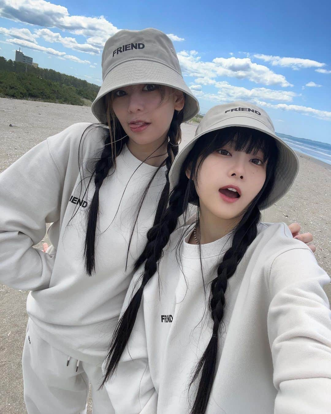 重盛さと美さんのインスタグラム写真 - (重盛さと美Instagram)「NEW ERAコラボ「FRIEND」 発売開始しました〜！！！！！🖤 ネットとNEWERA直営店で買えます🐘🐘 プロフィールに貼っているURLからサイトに飛べます✌️ (アパレル全て完売しました🙏帽子のみあと少しあります🙇)  インカメセルフィー🤳で撮ると、 「FRIEND」に見えるミラー文字デザインです✨ サイズはS〜XXLまであります！  ずーっと着続けられる着心地と形にこだわったスウェットセットアップです👍 NEWERAさん曰く、これまでコラボした人でダントツにこだわりが多く打ち合わせ時間が長かったそうです☺️（笑） 文字の大きさと配置を1ミリづつ作ってトーナメントをし、 生地の色でごね、これまでなかった新色にしてもらい✨(ストーンベージュ) 本当に一生着れるスウェットを目指して作りました👍👍 キャップはどんな服にも合うように、顔が短く小さく見えるように文字と大きさと配置を何回も試作しました！  どれを買っても毎日使いやすい！かわいい！って言ってもらえると思います🙌💯  ちなみに私は、 昨日と今日と先一昨日も着てます🥴🥴🥴🤎（笑）  私のFRIENDと、 私たちの大好きな曲のタイトルFRIEND、 そして大好きなNEW ERAさんとの初コラボ✨ 嬉しいです！🙌🎉🎉🎉  是非、 ネットやNEWERAさんで見てみてください🦧🦧🤎  #NEWERA #重盛さと美 #feat.友達  FRIEND @k_i_h_o_ 🤎🤎🤎 NEW FRIEND @newerajapan 🖤🖤🖤✨」10月26日 21時41分 - satomi_shigemori