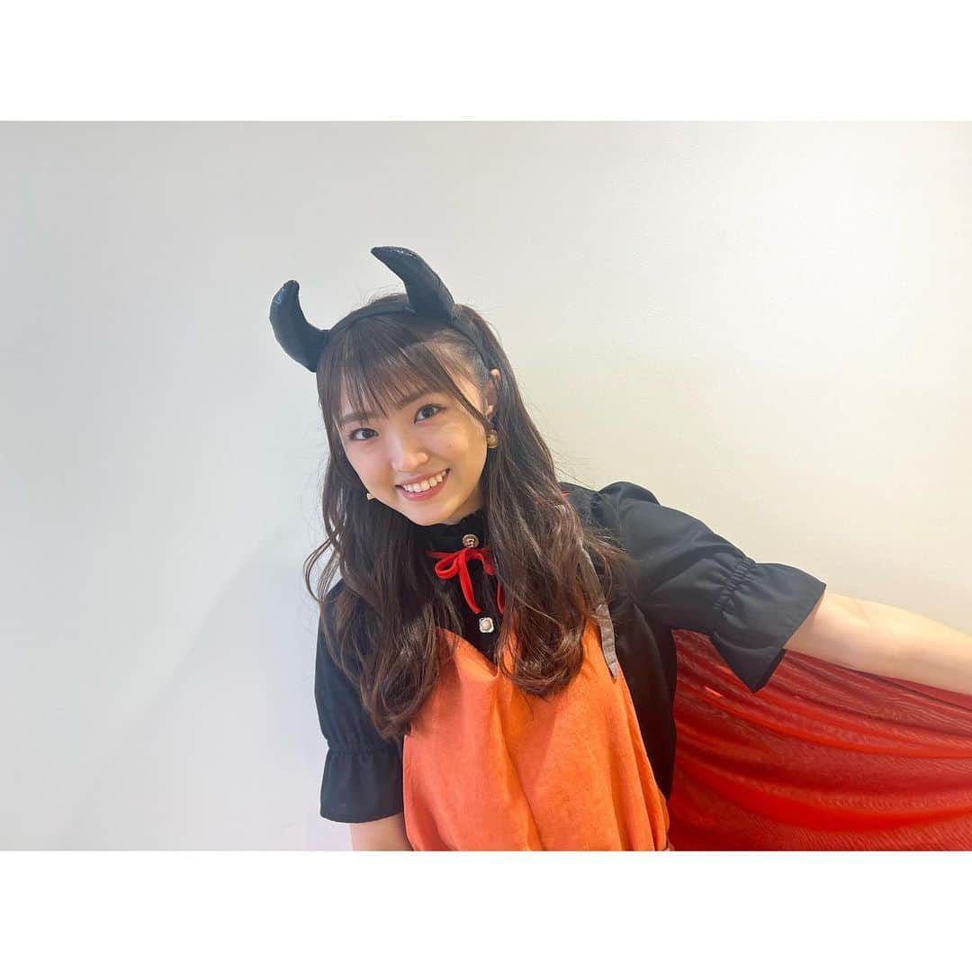 春名真依さんのインスタグラム写真 - (春名真依Instagram)「＊ NATSLIVE くーまいハロウィンパーティ ありがとうございました〜🎃！ くるみとずーっと喋りまくった1時間でした〜！  黒猫オムライスにフランケンブルスケッタ🐈‍⬛ 可愛い上に美味しくて😳！  お菓子の掴み取り対決も、あんなに掴めると思ってなかったので、2人で大はしゃぎしちゃいました。笑  アーカイブもあるのでぜひお楽しみください！  #NATSLIVE #ハロウィン #くーまい #堀くるみ  私は悪魔なのかドラキュラなのか… 今年はそんな仮装にしてみました。 へへっ😈」10月26日 21時41分 - harunamai_official