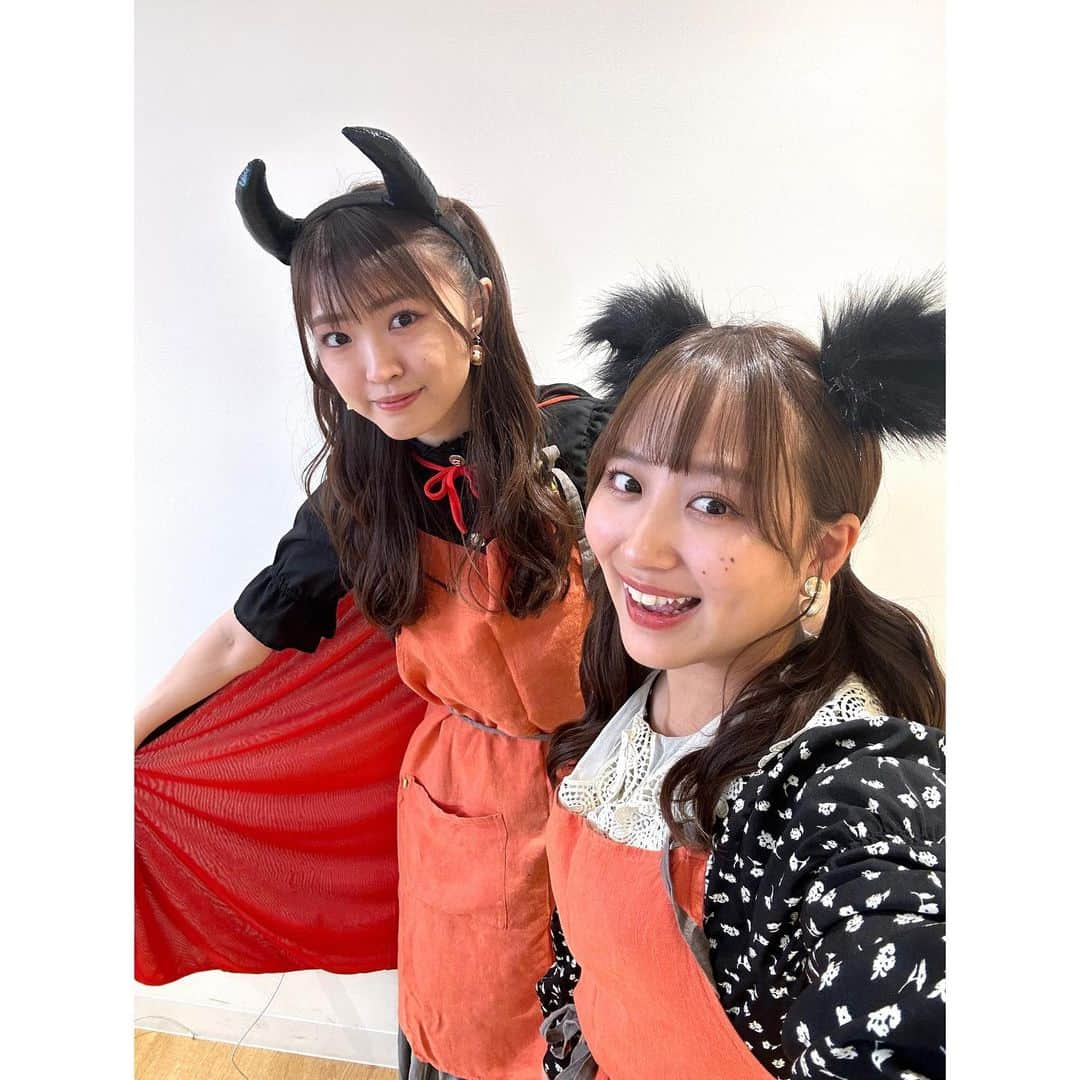 春名真依さんのインスタグラム写真 - (春名真依Instagram)「＊ NATSLIVE くーまいハロウィンパーティ ありがとうございました〜🎃！ くるみとずーっと喋りまくった1時間でした〜！  黒猫オムライスにフランケンブルスケッタ🐈‍⬛ 可愛い上に美味しくて😳！  お菓子の掴み取り対決も、あんなに掴めると思ってなかったので、2人で大はしゃぎしちゃいました。笑  アーカイブもあるのでぜひお楽しみください！  #NATSLIVE #ハロウィン #くーまい #堀くるみ  私は悪魔なのかドラキュラなのか… 今年はそんな仮装にしてみました。 へへっ😈」10月26日 21時41分 - harunamai_official