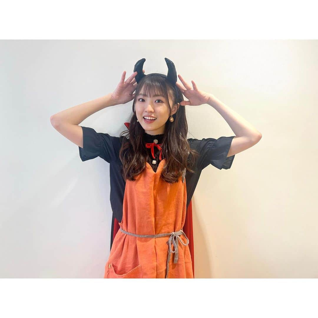 春名真依のインスタグラム：「＊ NATSLIVE くーまいハロウィンパーティ ありがとうございました〜🎃！ くるみとずーっと喋りまくった1時間でした〜！  黒猫オムライスにフランケンブルスケッタ🐈‍⬛ 可愛い上に美味しくて😳！  お菓子の掴み取り対決も、あんなに掴めると思ってなかったので、2人で大はしゃぎしちゃいました。笑  アーカイブもあるのでぜひお楽しみください！  #NATSLIVE #ハロウィン #くーまい #堀くるみ  私は悪魔なのかドラキュラなのか… 今年はそんな仮装にしてみました。 へへっ😈」