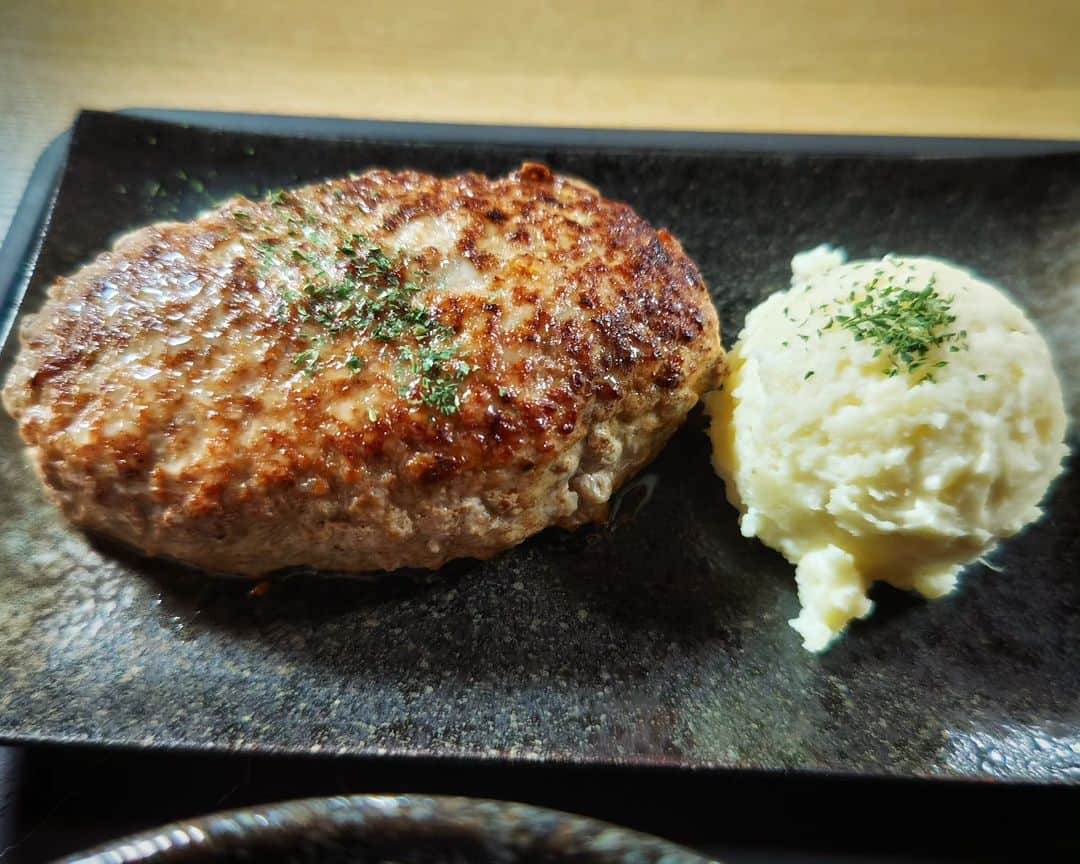 和田益典さんのインスタグラム写真 - (和田益典Instagram)「◆昨日昼に食べたHamburgが  なかなか美味しかったという話。  #コンナトコロニハンバーグ #ハンバーグ #播州ハンバーグ飯 #たつの市 #たつの市ランチ #播州 #龍野西 #民家 #昼食 #昼ご飯 #昼ごはん #昼御飯 #ランチ #飯テロ #ポテトサラダ #マッシュポテト #美味 #肉汁 #たまごかけごはん #卵 #夢王たまご #卵 #玉子 #lunchstagram #lunch #hamburg #delicious #gourmet  オンリーワンメニューのこの店  なかなかの人気店のようでして、たまたま上手く予約無しで座れましたが、その後すぐ満席になってて、出るときには外で待ってる人が多数おりました。(ラッキー)  流石列ぶ店だけあってハンバーグ本体もマッシュポテトも美味しかったですよ。 卵は全国一位を獲ったという夢王でしたよー。  また行きたいかな。 .」10月26日 21時42分 - masunori_wada