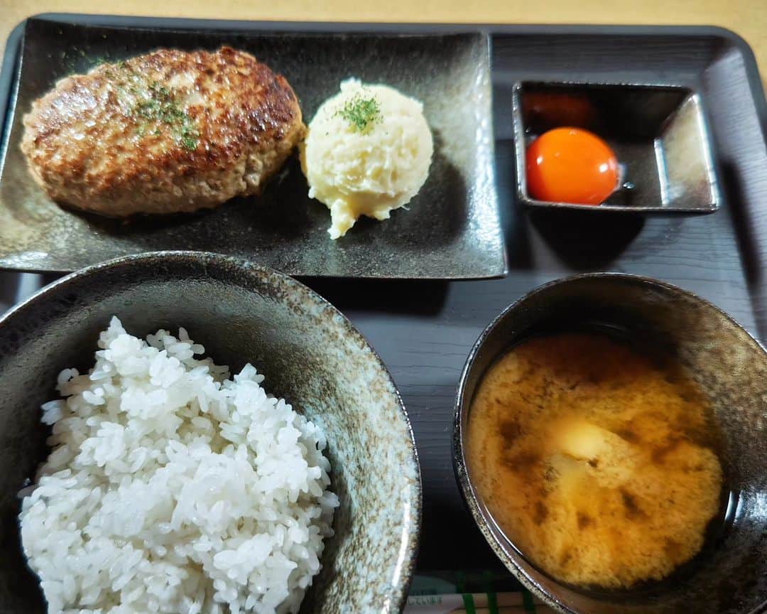 和田益典さんのインスタグラム写真 - (和田益典Instagram)「◆昨日昼に食べたHamburgが  なかなか美味しかったという話。  #コンナトコロニハンバーグ #ハンバーグ #播州ハンバーグ飯 #たつの市 #たつの市ランチ #播州 #龍野西 #民家 #昼食 #昼ご飯 #昼ごはん #昼御飯 #ランチ #飯テロ #ポテトサラダ #マッシュポテト #美味 #肉汁 #たまごかけごはん #卵 #夢王たまご #卵 #玉子 #lunchstagram #lunch #hamburg #delicious #gourmet  オンリーワンメニューのこの店  なかなかの人気店のようでして、たまたま上手く予約無しで座れましたが、その後すぐ満席になってて、出るときには外で待ってる人が多数おりました。(ラッキー)  流石列ぶ店だけあってハンバーグ本体もマッシュポテトも美味しかったですよ。 卵は全国一位を獲ったという夢王でしたよー。  また行きたいかな。 .」10月26日 21時42分 - masunori_wada