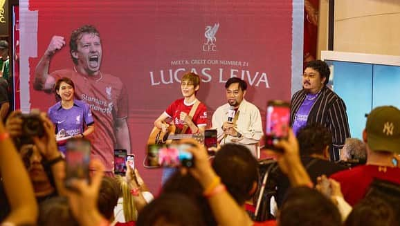 ルーカス・レイヴァさんのインスタグラム写真 - (ルーカス・レイヴァInstagram)「Thanks to all the LFC fans in Thailand who made my recent visit to Bangkok a memorable one., especially when I visited the official LFC store at Siam Sq and Central Rama9.#YNWA」10月26日 21時42分 - leivalucas