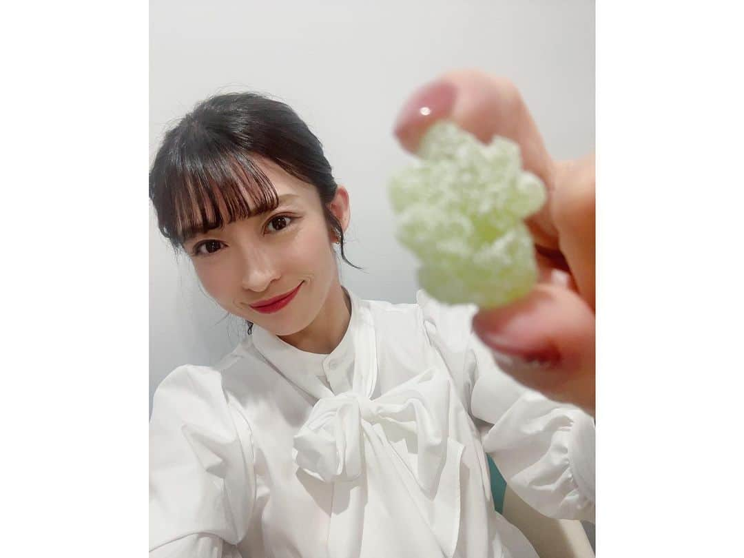 山岸愛梨さんのインスタグラム写真 - (山岸愛梨Instagram)「ぜったい欲しいと思っていた ニャオハ&ピカチュウコラボピュレグミ。 可愛いいいー！  コンビニで発見したので今日のおやつです。 さやっちにもおすそわけ☺️🤍  これからウェザーロイド生放送の付き添いです。  #ウェザーニュースキャスター #ウェザーニュースlive #ピュレグミ」10月26日 21時42分 - airi_yamagishi