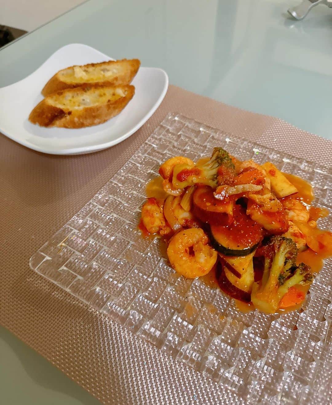 のインスタグラム：「最近野菜高くないですか⁉️ 昨日八百屋さんで大量にまとめ買い😍 たくさん野菜食べたくてラタトゥイユに  野菜最高🥰🥰  #おうちごはん」