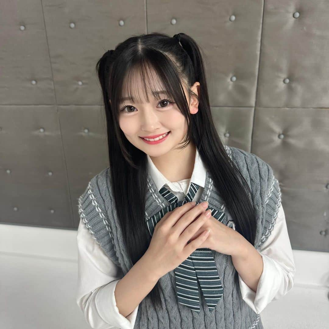 石橋颯さんのインスタグラム写真 - (石橋颯Instagram)「HKT48 17th シングルの発売が 決定しました！ そして今回【ダブルセンター】を 努めさせていただきます🥹🤜🏻❤️‍🔥 颯には ‘’高校生の間にセンターに立つ” という大きな夢がありました。 叶えられない自分を恐れていぶきのファンの方やメールでしか言ってこなかった夢なのでこうして叶えることが出来て本当に嬉しいです。 ファンのみんなのことが頭に浮かんで今も泣きそうです。 沢山応援してくれてありがとう☺️‎🤍少しでも多くの方に見てもらえますように💭 12月20日発売 17th シングル お楽しみに！！！！🧸💛  ･ ･ ･   #ootd #instagood #instalike #followme #いいね #アイドル #05 #hkt48」10月26日 21時44分 - ibuki__hkt48