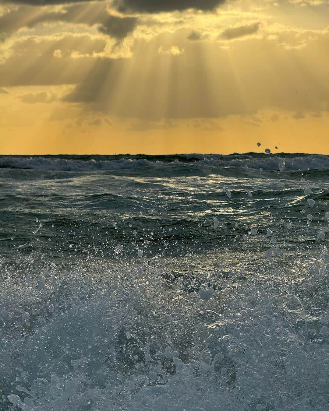 ピエトロ・ボセリさんのインスタグラム写真 - (ピエトロ・ボセリInstagram)「Early morning drama. 🌊   Witnessing the grandeur of a natural spectacle can truly have a cathartic effect.   Which photo is your favourite?」10月26日 21時44分 - pietroboselli