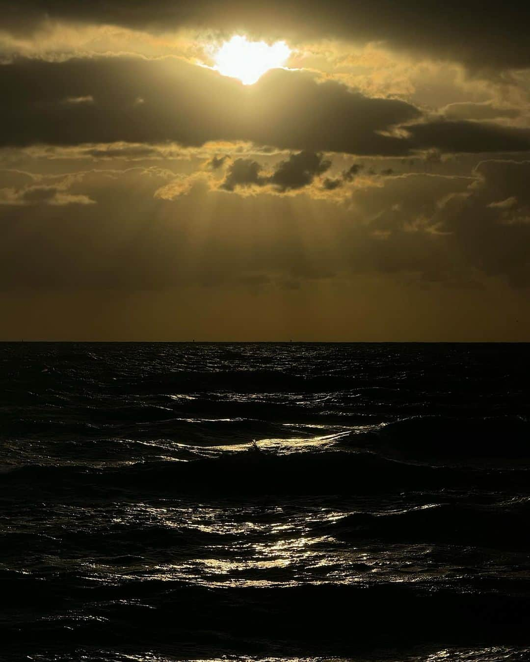 ピエトロ・ボセリさんのインスタグラム写真 - (ピエトロ・ボセリInstagram)「Early morning drama. 🌊   Witnessing the grandeur of a natural spectacle can truly have a cathartic effect.   Which photo is your favourite?」10月26日 21時44分 - pietroboselli