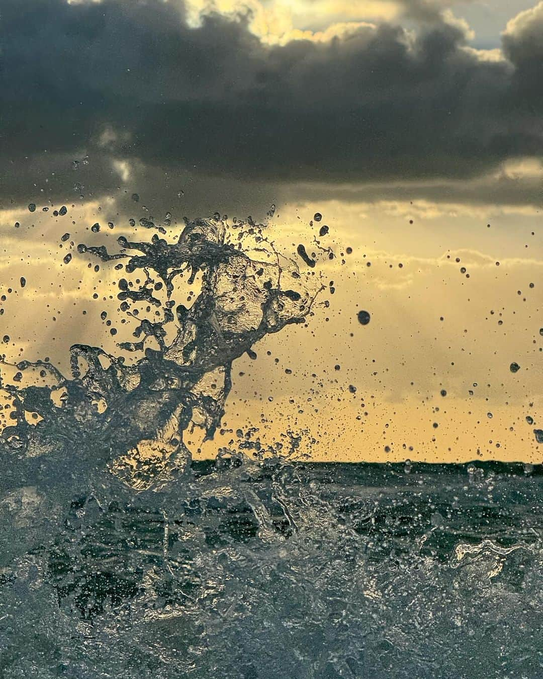 ピエトロ・ボセリのインスタグラム：「Early morning drama. 🌊   Witnessing the grandeur of a natural spectacle can truly have a cathartic effect.   Which photo is your favourite?」