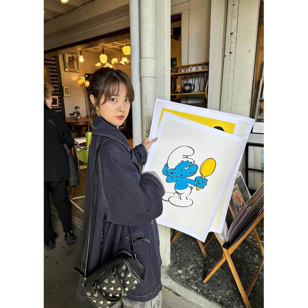 久代萌美さんのインスタグラム写真 - (久代萌美Instagram)「☺︎ パリではアートをたくさん買いました🎨  #この子すき #スマーフ」10月26日 21時55分 - kushiro_moemi