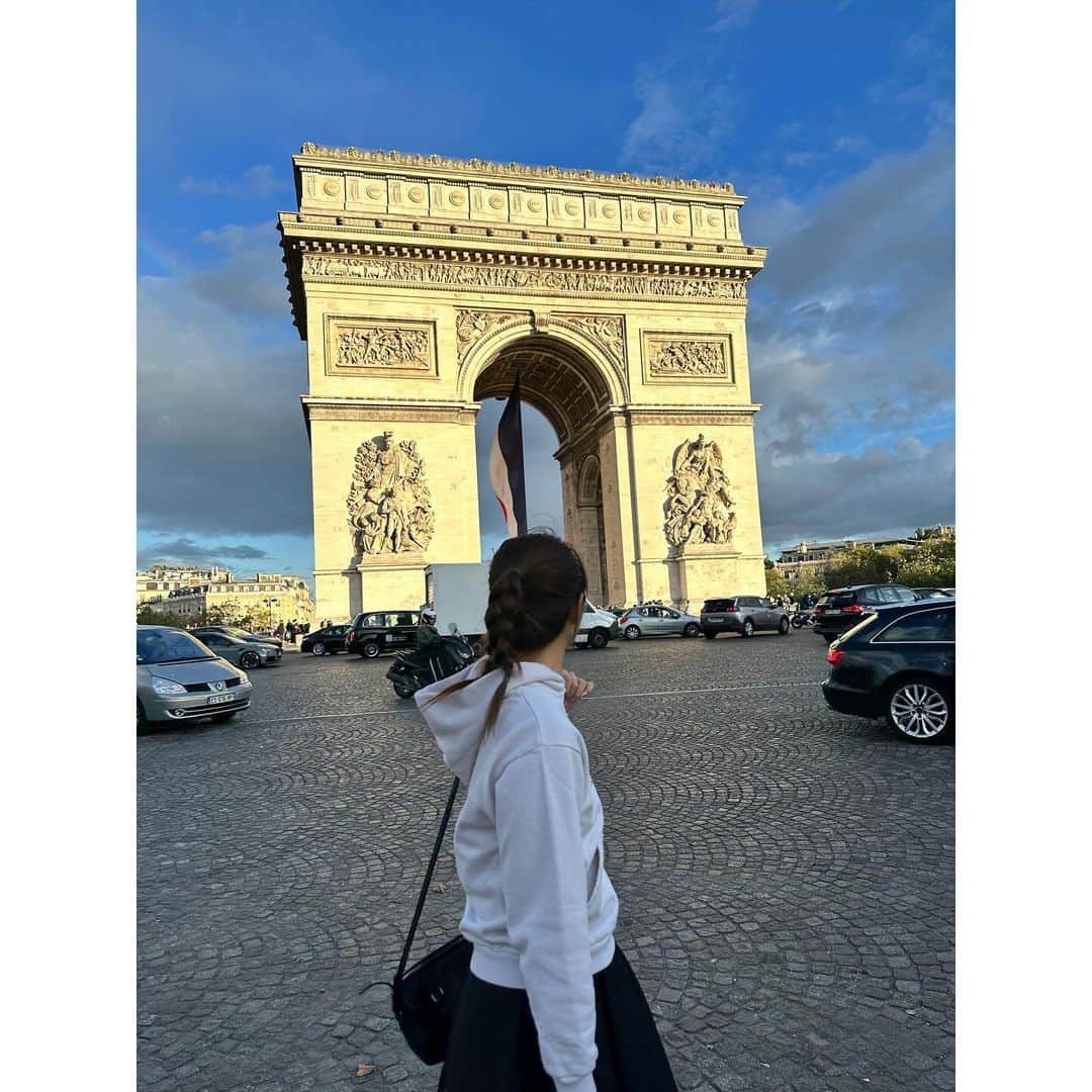 久代萌美さんのインスタグラム写真 - (久代萌美Instagram)「☺︎ パリではアートをたくさん買いました🎨  #この子すき #スマーフ」10月26日 21時55分 - kushiro_moemi