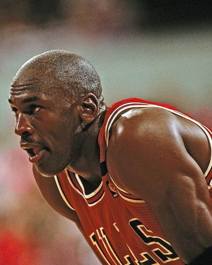 FIBAのインスタグラム：「OTD 39 years ago 🗓️  MJ's professional career started 🐐 And the rest is history...  📸 @nba」