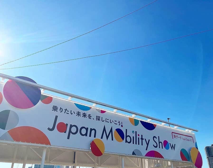 高見侑里さんのインスタグラム写真 - (高見侑里Instagram)「◡̈♥︎ 明後日10/28(土)から11/5(日)まで東京ビッグサイトで開催される「Japan Mobility Show 2023」に一足早く伺わせていただきました🎤 ⁡ 車の展示だけではなく、日本の未来を感じさせる様々なモビリティに、ずっと心がわくわく💓 ⁡ 車も、今や移動手段だけではなく、より心も生活も豊かになるようなプラスアルファの乗り物なのだなぁと感じました☺️ ⁡ 「SPORTS BEAT supported by TOYOTA」でお世話になっているTOYOTAブースだけでなく様々なエリアを回らせていただきましたので、その模様は今週と来週のオンエアでぜひお聴きください📻 ⁡ #JapanMobilityShow2023 * 衣装提供 ブラウス＆パンツ＆ピアス…#TORUGATO」10月26日 21時48分 - yuri_takami_official