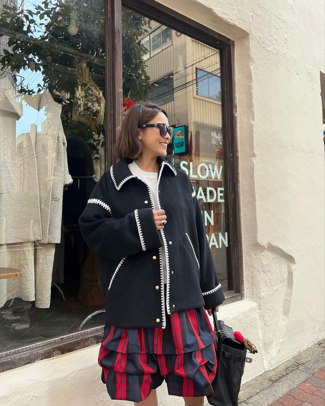 Risako Yamamotoのインスタグラム：「昨日はお仕事で、ツンツンスカートを購入しました♥️  ハマグリコートと合わせたツンハマコーデ、気に入ってます(◜◡◝ )♥︎  #ootd #fashion #coordinate #outfitoftherosy #ootrosy #rosymonster #pierrehardy #miumiu #chanel #hermes」