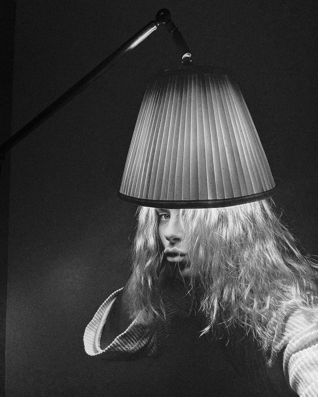 カロライナディークマンのインスタグラム：「no meio do caminho tinha um abajur…  💡」
