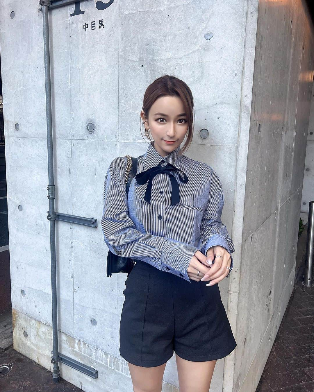 和栗汐里のインスタグラム：「𝑇𝑂𝐷𝐴𝑌…❤︎‪  シャツでもまだ過ごしやすい気温👔 明日もバタバタで忙しいから 今日は早めに寝よ〜っと。  SHAONのチェーン付厚底ブーツは 残り在庫僅かです⛓ 履き心地も柔らかくて 足が疲れにくいっ🎶  #rienda #resexxy #shaon」