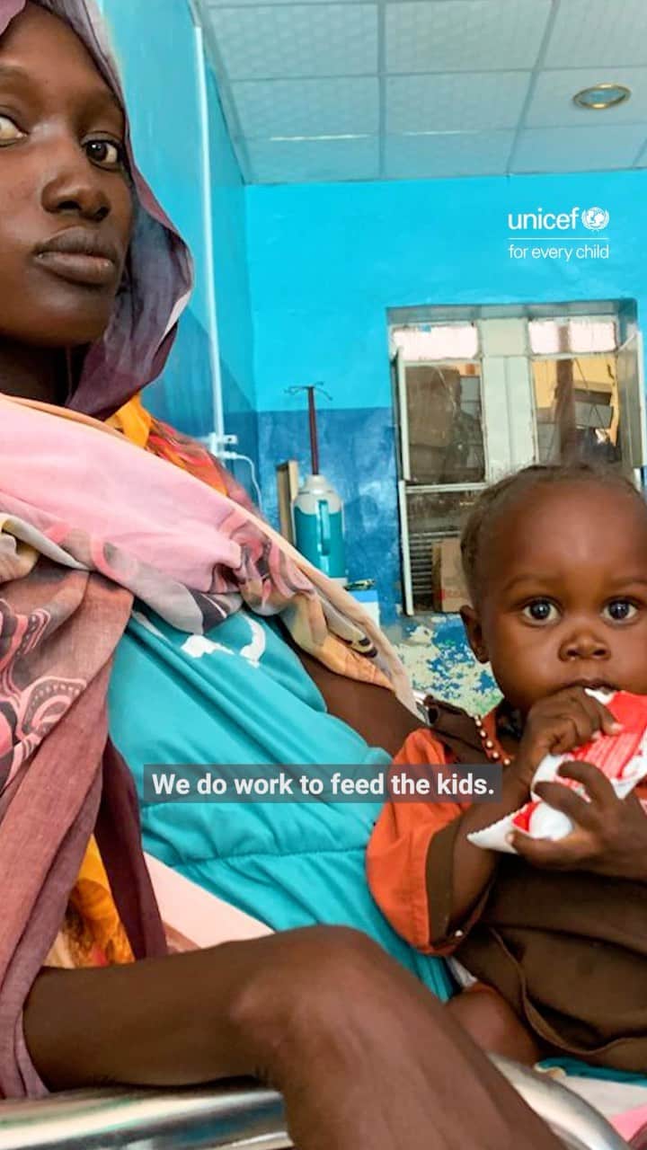 unicefのインスタグラム：「Conflict in Sudan has displaced millions of people.  Many children and families in the Darfur region crossed borders to seek safety.  This is how UNICEF is reaching children who are still in the conflict zone with life-saving supplies.  You can help save lives by donating today. Tap on the link in our bio for more information.」