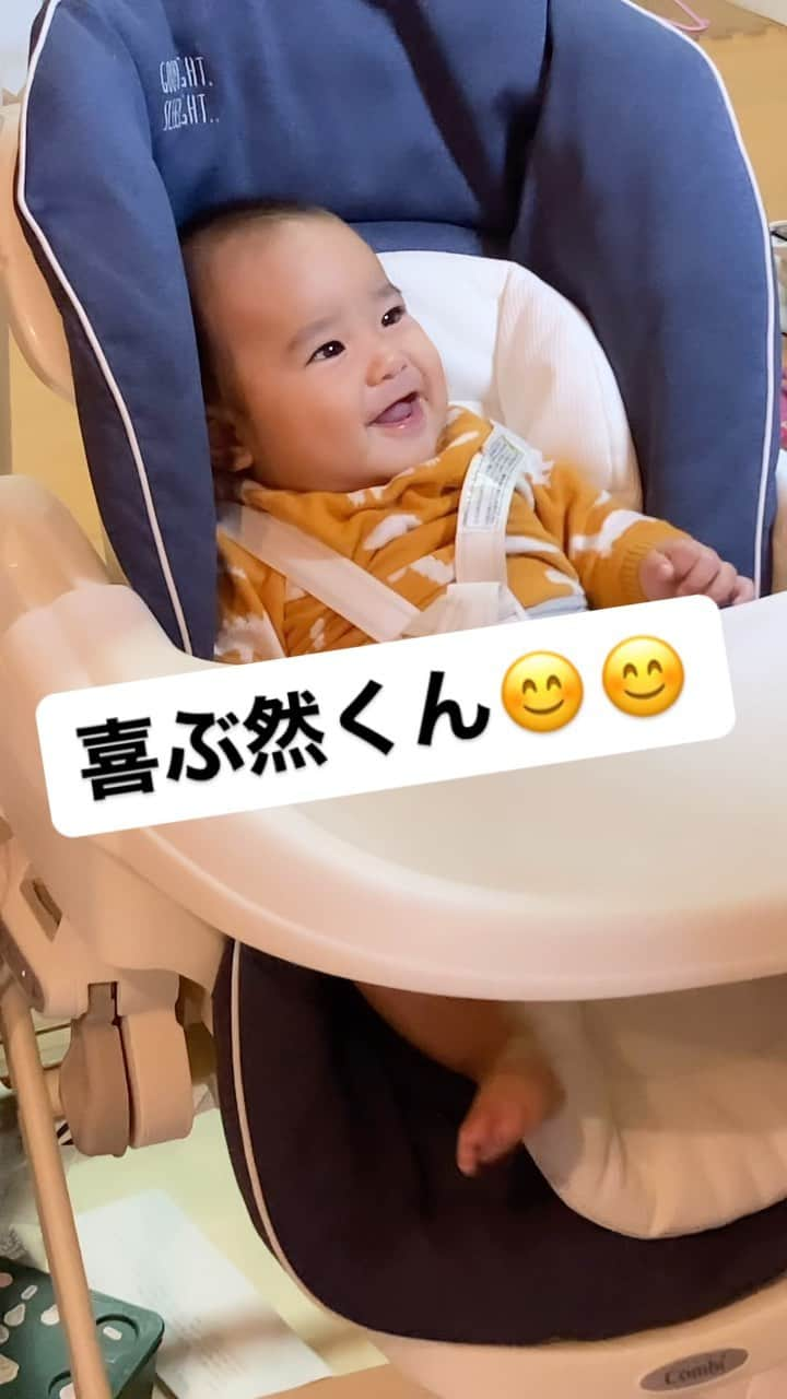 川畑雅秀のインスタグラム：「オチチに喜ぶ然くん😆😆 いきなり落ち込む、然くん😢😢 #生後6か月 #男の子ベビー #然くん #いたずら #ごめんなさい」