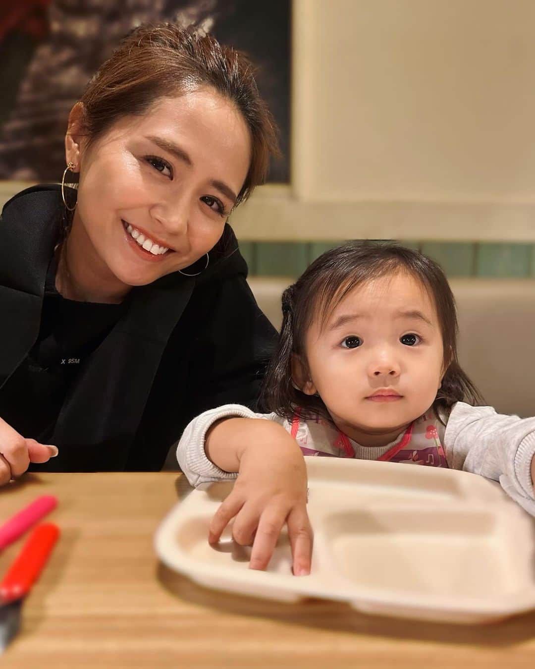 山本いさ奈のインスタグラム：「今日は家族でフラッと焼肉を食べてきました🐮🥩 大好きな焼肉も子供が産まれてからは落ち着いて堪能できないけど、美味しかった🤤 コブクロと牛タンが大好きだけど、最近はもっぱら極薄ロース派みたいです。 歳を重ねると段々脂が不要になってきますね🥱  #上カルビ1枚だけでも胃もたれだ #五七五」