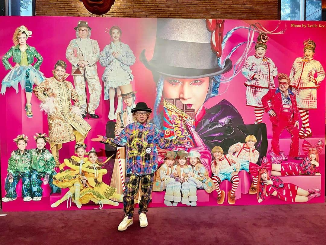 増田セバスチャンさんのインスタグラム写真 - (増田セバスチャンInstagram)「Family photo of the musical "Charlie and the Chocolate Factory" by @lesliekeesuper 🍫  ミュージカル「チャーリーとチョコレート工場」東京公演もあと数日で千秋楽です。10/27(金)am8:15-NHK「あさイチ」ではメイキングの映像も流れると思うのでおたのしみに。レスリーの写真と共に🍫」10月26日 21時50分 - sebastian_masuda