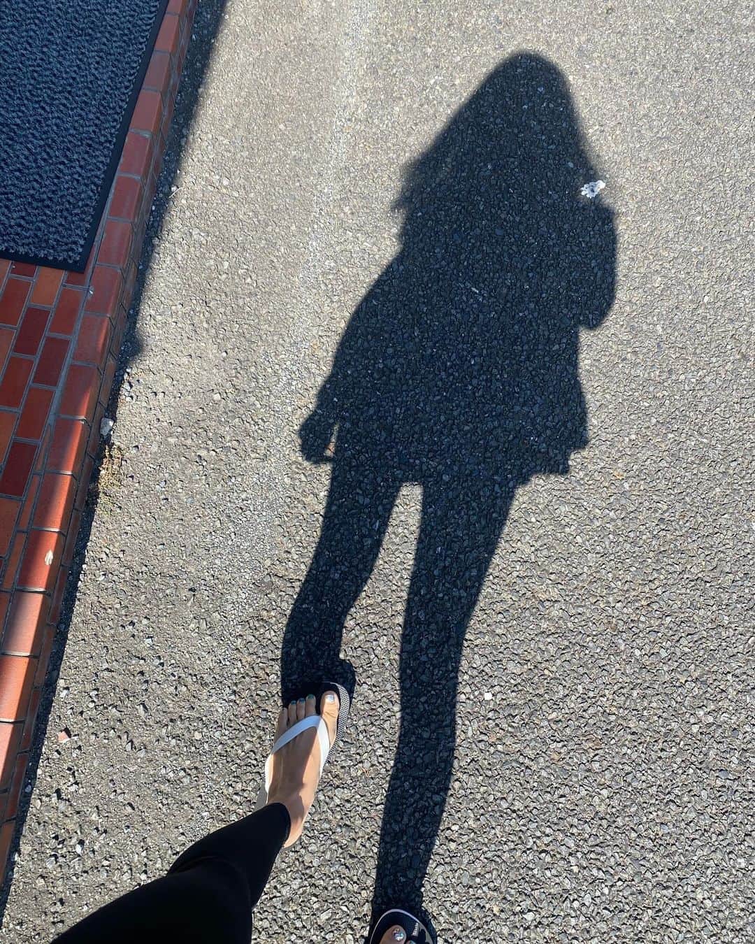 yurieのインスタグラム：「じぶんdeエステの-5kg サンダル🩴　 体重キープ、姿勢矯正のために履いてる✌️ 常につま先が上がってるから、ふくらはぎが鍛えられてる感じでいい感じ😃  @jibunde_esute @beyondshoes_official   #マイナス5kgサンダル #beyondshoes #pr」
