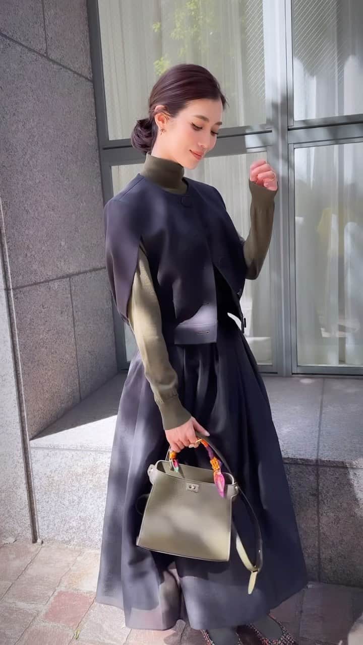 川人未帆のインスタグラム：「・ カーキ×ブラックにカラフルな差し色。 靴のツイードに合わせて珍しくツイリーを巻き巻き🎗️ 王道のブラックスカート。 オーガンジーはともするとチープになるので上質な生地選びが重要⚠️ しなやかさとハリを兼備していて、光沢すぎないシアー感の中にマットさもあり、、 この生地に惚れてブラウスとスカートを作ったのです✨ オーガンジーは年中着られるけど、ニットやタイツなどの重めなものと合わせるとなお可愛さを発揮。  タートルニットは、私自身がこのタートルじゃないとムリなので作り続けています。笑 滑らかな肌触りのよいニットは薄すぎず、厚すぎずなのでインナーにしても一枚で着てもちょうど良い。 丈や身幅のゆとりも理想的。 薄い肩パッドが入っていたり、肩線の位置を調整することで年齢とともに丸みを帯びたり、内側に入ってきてしまう肩を補正してくれます。 これなしでは冬は過ごせません！ 黒、ネイビー、オフのリピートカラーのほか、 チャコールグレーとこのカーキが加わりました🩶💚」
