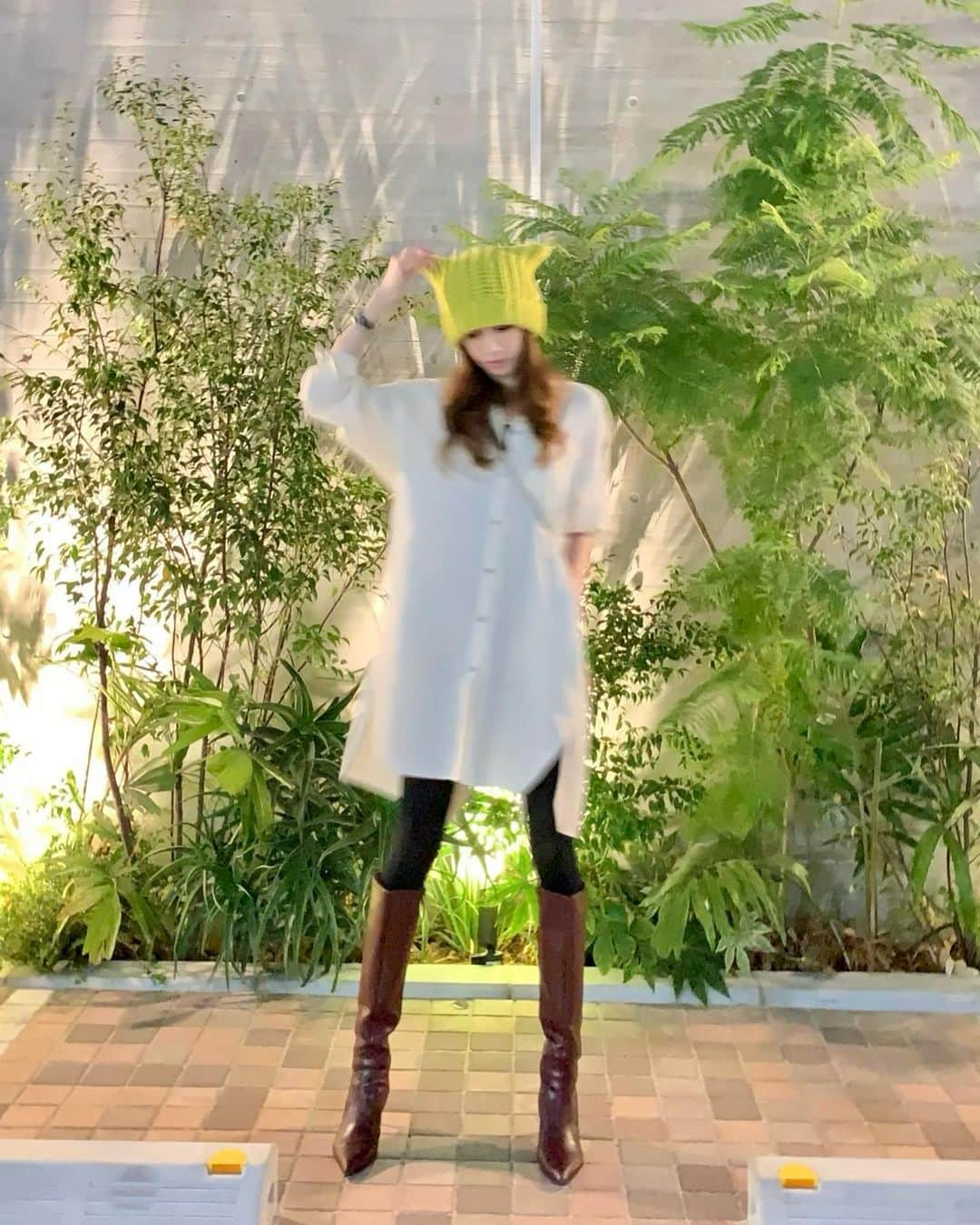 加賀美早紀のインスタグラム：「🐱💚Day off  #autumn #fashion #ootd #outfit  #boots #longshirts #knithat」