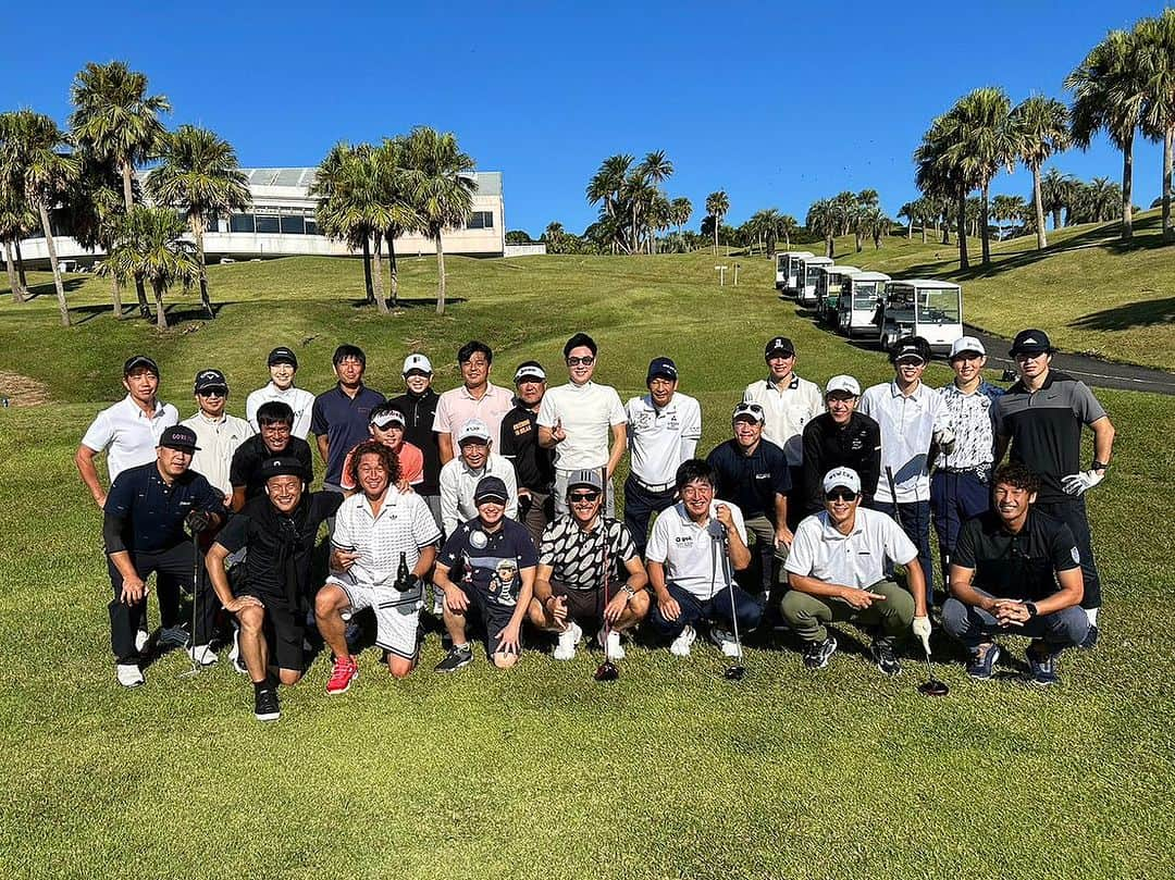 石川直宏のインスタグラム：「『Turf & Surf』  種子島3日目はゴルフ⛳️  上手くないけど子どもたちに教えているという 笑  上手い下手じゃない！ いかに楽しむかです 笑  スコアは散々でしたが、、、  4日目はサーフィン🌊🏄‍♂️ 今回もZEUSさん @zeus_house のトレーラーハウスにお世話になりました🚛  ロケーションも最高🌴☀️✨  波は昨年の様なサイズ(頭オーバー)には恵まれませんでしたが、アウターリーフでセット腹の波を友人とシェアしながら堪能🤙   混雑とは無縁。 亀の方がサーファーより多かったです🐢 笑 水面に顔をひょっこり出すところが可愛かったな〜✨  真っ青な空、透き通る海、キラキラ光る水面、、、  優しい波に身を任せると、包みまれ受け入れてくれる感覚に。 なんとも心地よかったです☺️  今回も楽しみ尽くした種子島。 既に来年が楽しみです🤙  また帰るよ！！  #種子島VigVision #種子島VigVision2023 @tanegashima_big_vision  #Turf #ゴルフ #Surf #サーフ #NaohiroIshikawa #石川直宏」