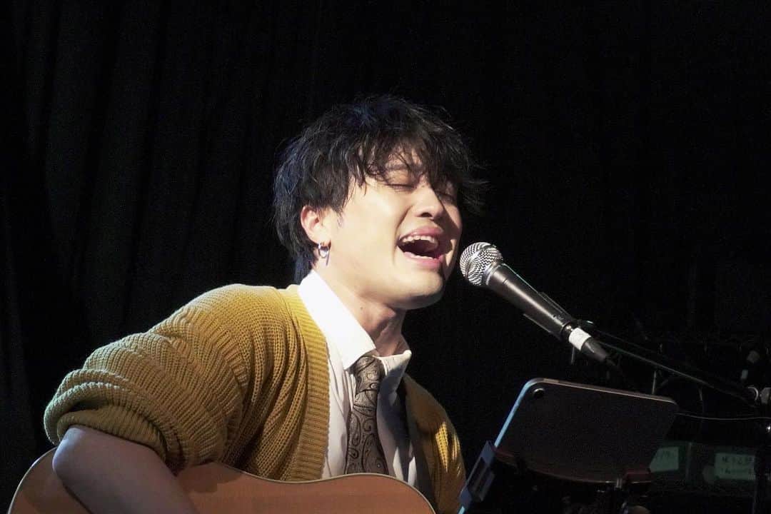 のインスタグラム：「クエストツアーセミファイナル京都！！ 久しぶりに京都でライブ出来て嬉しかった。 やっぱあったかいねー！！ありがとうございました！  明日はファイナル大阪！！ 当日券あります！ 悩んでたら来たってください。歌い切ります。」
