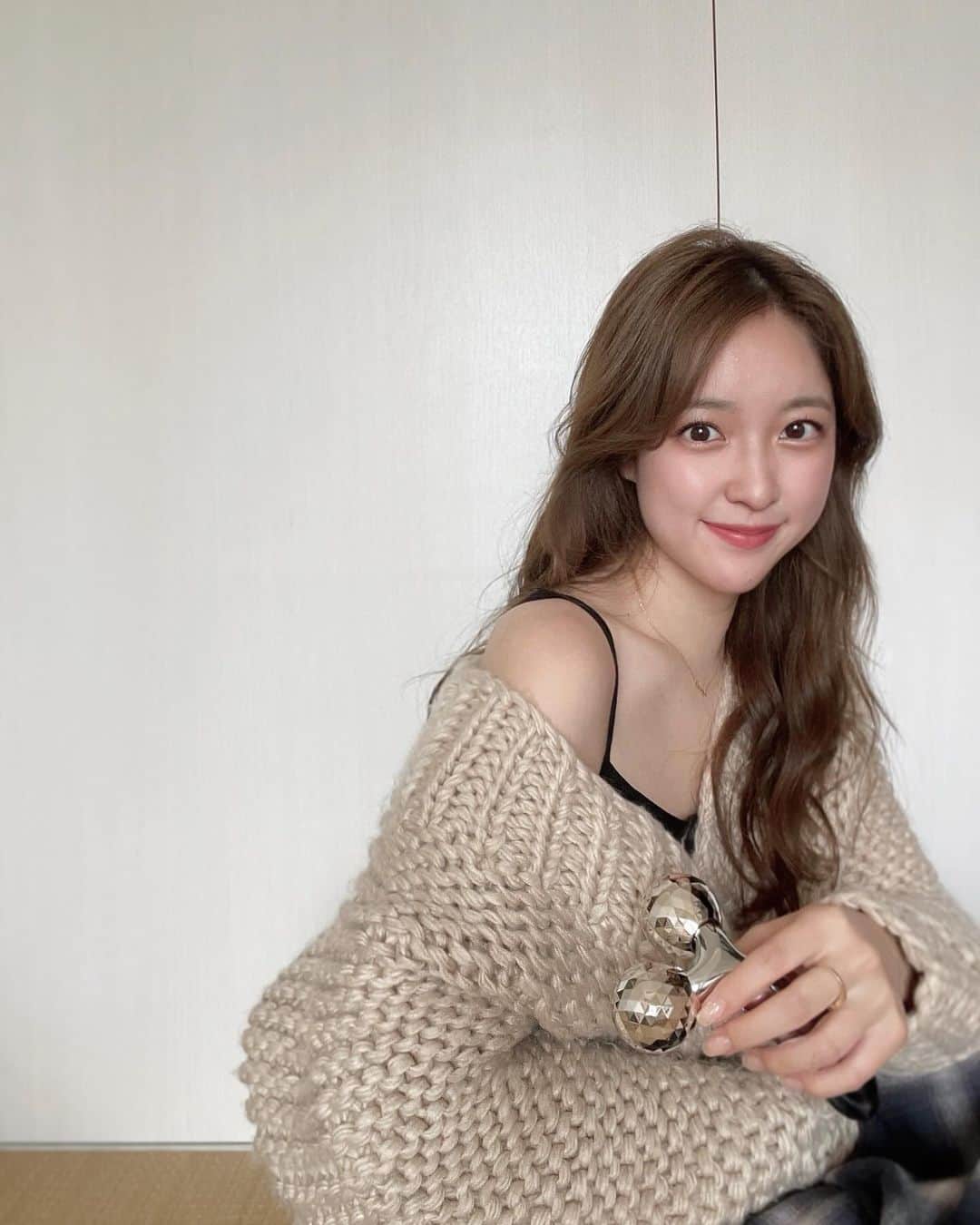 大野愛友佳のインスタグラム：「前回からReFa CARATで上半身のホームケアを続けているのですが.. そんな中、ReFaのプレ花嫁サポーターになりました💐❤︎  私は腕や鎖骨、肩などをほぐしてやわらかくするために使うことが多いかな💆🏼‍♀️💭  背中や肩甲骨周りにも届いて、しっかりほぐし続けていて、引き締まったことを実感してます🔅  Photo weddingのためにしてる事は、 ・ウォーキング・姿勢を整えるピラティス ・リフレッシュできるReFa CARAT  ただ鍛えるだけではなく、 代謝を上げる→姿勢を整える→鍛える→ほぐす めぐりケアがとても大切だなぁと◎  @refa_mtg #pr #refabridalsupporter#ReFa#ReFaタイム#ReFaブライダル#プレ花嫁#リファ#ブライダルモデル#ブライダル」