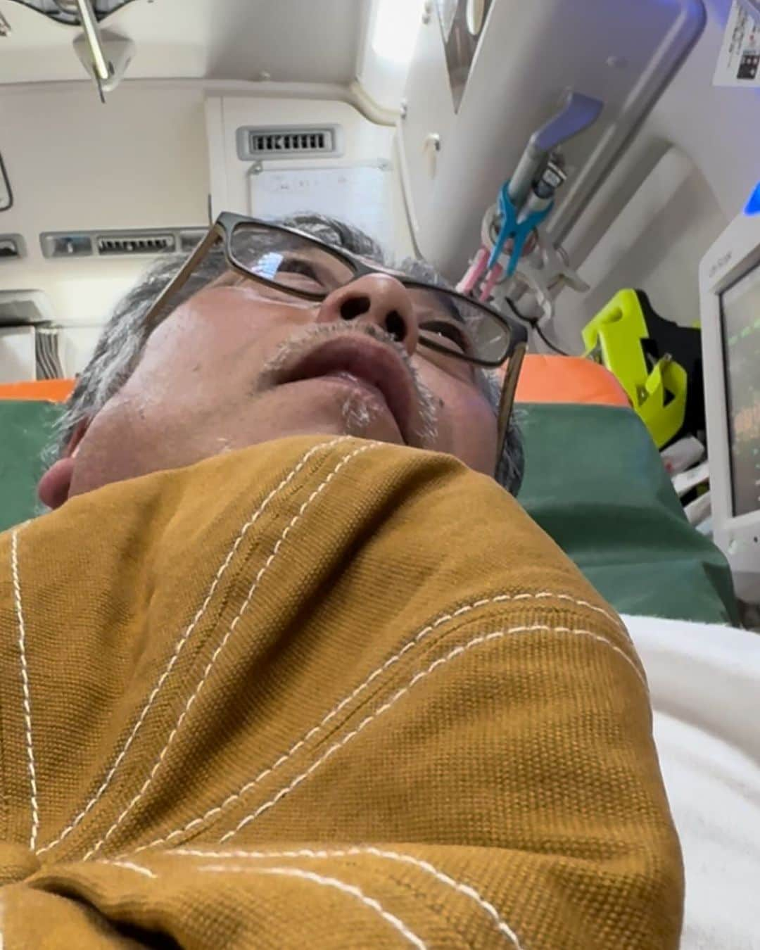 省吾さんのインスタグラム写真 - (省吾Instagram)「俺の人生で3回目の救急車🚑 朝食後、1時間ほど過ぎた辺りから 目元の痒みから腕，腹部、背中、 そして全身へ… 次第に呼吸も苦しくなって来たので 主治医に連絡…  『それ アナフィラキシーショックです！ 命に関わるのですぐに救急車を呼んで下さい！』  との事で119番🚑  プロのみなさんの素早く的確な処置ですぐに復活する事が出来ました 救急搬送の職員さん藤沢市民病院のみなさん本当にありがとうございました  そして今日、リハでたまたま一緒にいた某ミュージシャンの方々や事務所の代表の青木さん 本当にご心配をおかけして申し訳ありませんでした。 私の為にリハのスケジュールの入れ替えなどご迷惑をおかけした事を心からお詫び致します。  ちなみにもう完全復活で元気にエスコネマスターやってますよ🤣🥂  しかし…  ちょっと怖かったな😭」10月26日 22時04分 - shogo_hinokuruma