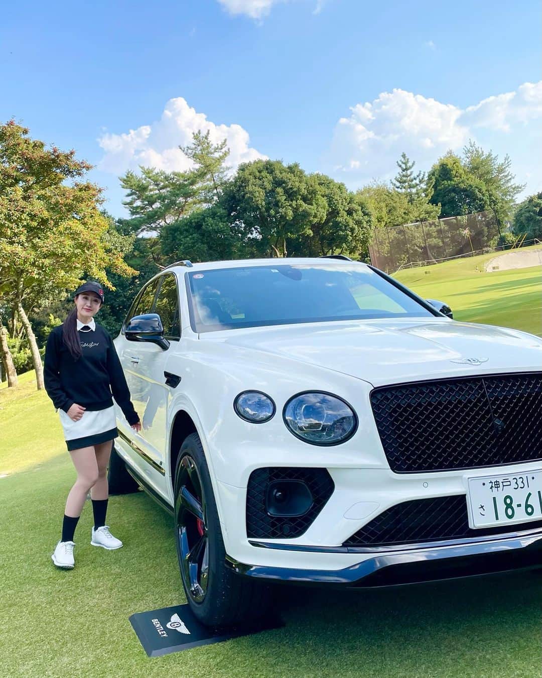 兼岩美奈のインスタグラム：「" ベントレーさんのイベントでニアピン対決🤍 ホールインワンするかもしれんからって全ショット撮ってて貰いましたが... 入りませんでした~😂 . . . #ベントレー #太平洋クラブ宝塚コース  #ニアピン  ありがとうございました🤍」