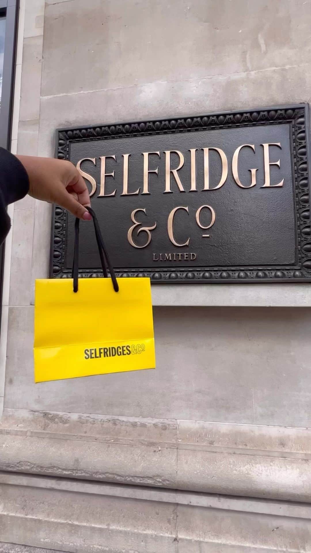 セルフリッジズのインスタグラム：「We’ve had a makeover • Head down to the #SelfridgesLondon Beauty Hall to explore new and exclusive counters from the likes of @charlottetilbury, @maccosmeticsuk and @victoriabeckhambeauty. In the space on G, you’ll find personalised gift ideas, exclusive treatments and more refillable products than ever before. And there’s more to come...」
