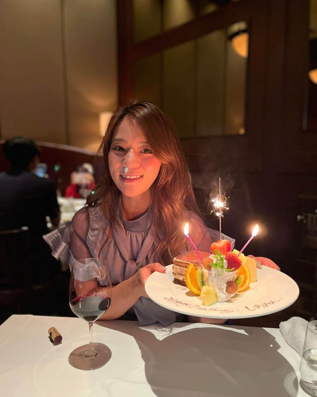 高田汐美さんのインスタグラム写真 - (高田汐美Instagram)「今年も気づいたら10月も終わりそう..... あっという間に日々が過ぎてゆくので 今更ながら振り返っていくことにした どうぞお付き合いください笑  沢山お祝いしてもらった6月 お気に入りの2枚目の写真🤳光がみんな絶対やったことあるラクガキっぽいでしょ？笑😂  #tokyo #edition #editiontokyo #hotels #japan #tokyotower  #東京　#東京タワー #instatrip #japantravel  #japantrip  #japanlife  #l4l #instagood #instalike」10月26日 21時57分 - shiominniee