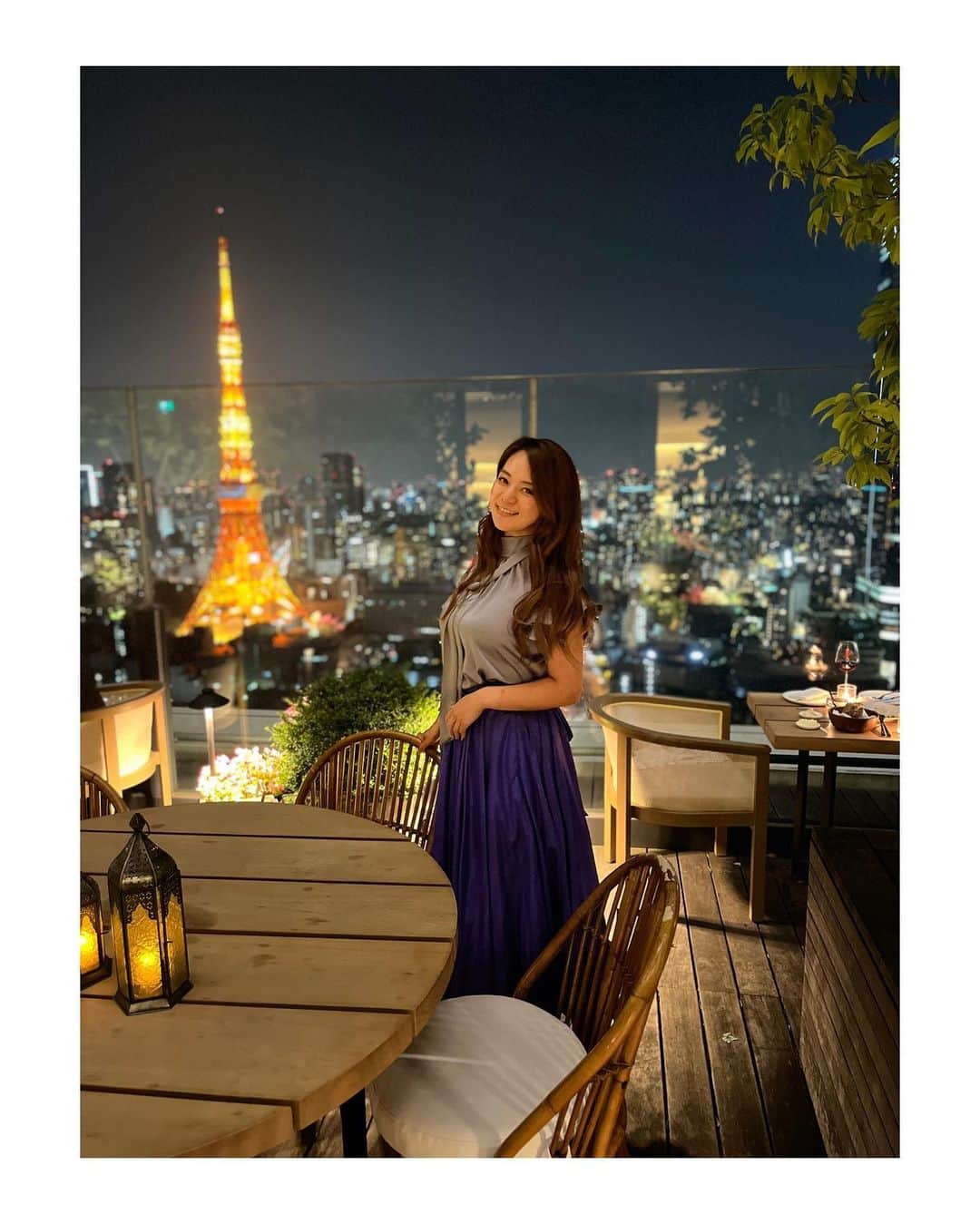 高田汐美のインスタグラム：「今年も気づいたら10月も終わりそう..... あっという間に日々が過ぎてゆくので 今更ながら振り返っていくことにした どうぞお付き合いください笑  沢山お祝いしてもらった6月 お気に入りの2枚目の写真🤳光がみんな絶対やったことあるラクガキっぽいでしょ？笑😂  #tokyo #edition #editiontokyo #hotels #japan #tokyotower  #東京　#東京タワー #instatrip #japantravel  #japantrip  #japanlife  #l4l #instagood #instalike」