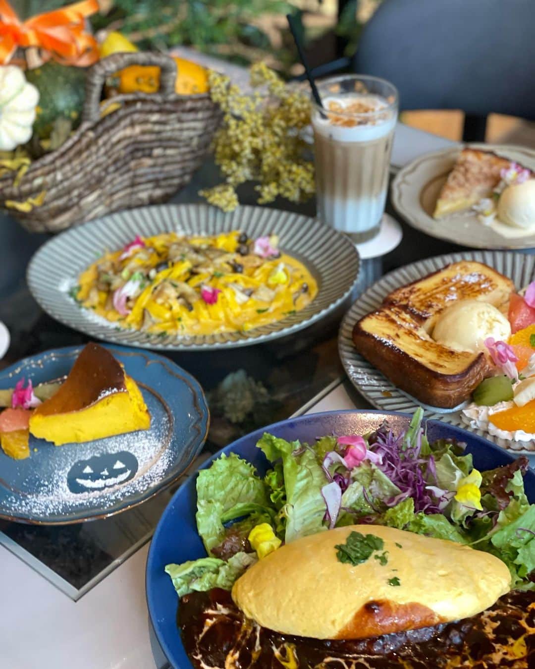 田尻夏樹（なつきんぐ）さんのインスタグラム写真 - (田尻夏樹（なつきんぐ）Instagram)「大阪北区にあるアパホテル＆リゾートの1階にある 花と緑に囲まれた癒しの空間なカフェ 『フラワーカフェモンパルナス』へ🌼 　 @fc_montparnasse    店前にあるフラワーショップも素敵だし そのお花達がたくさん飾られたカフェは可愛さ満開♡ 　 お料理にも食べられるお花が飾り付けられていて すっごく可愛いうえに、美味しい🤤💕💕 　 今月はハロウィンメニューもあるので チェックしてみてね(*´∇｀*)💕 　　 　  大阪市北区曽根崎2丁目8-32 アパホテル＆リゾート 1F  Morning 6:30 ~ 10:00 (L.0.9:30) Lunch&Dinner 11:30 ~ 21:00 (L.0.20:30) 　 #梅田カフェ #梅田ランチ  #梅田スイーツ  #ハロウィンスイーツ  #pr」10月26日 21時59分 - tajiri_natsuki