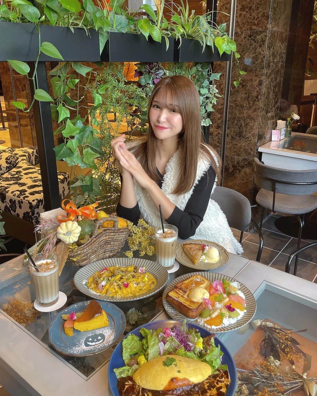 田尻夏樹（なつきんぐ）さんのインスタグラム写真 - (田尻夏樹（なつきんぐ）Instagram)「大阪北区にあるアパホテル＆リゾートの1階にある 花と緑に囲まれた癒しの空間なカフェ 『フラワーカフェモンパルナス』へ🌼 　 @fc_montparnasse    店前にあるフラワーショップも素敵だし そのお花達がたくさん飾られたカフェは可愛さ満開♡ 　 お料理にも食べられるお花が飾り付けられていて すっごく可愛いうえに、美味しい🤤💕💕 　 今月はハロウィンメニューもあるので チェックしてみてね(*´∇｀*)💕 　　 　  大阪市北区曽根崎2丁目8-32 アパホテル＆リゾート 1F  Morning 6:30 ~ 10:00 (L.0.9:30) Lunch&Dinner 11:30 ~ 21:00 (L.0.20:30) 　 #梅田カフェ #梅田ランチ  #梅田スイーツ  #ハロウィンスイーツ  #pr」10月26日 21時59分 - tajiri_natsuki