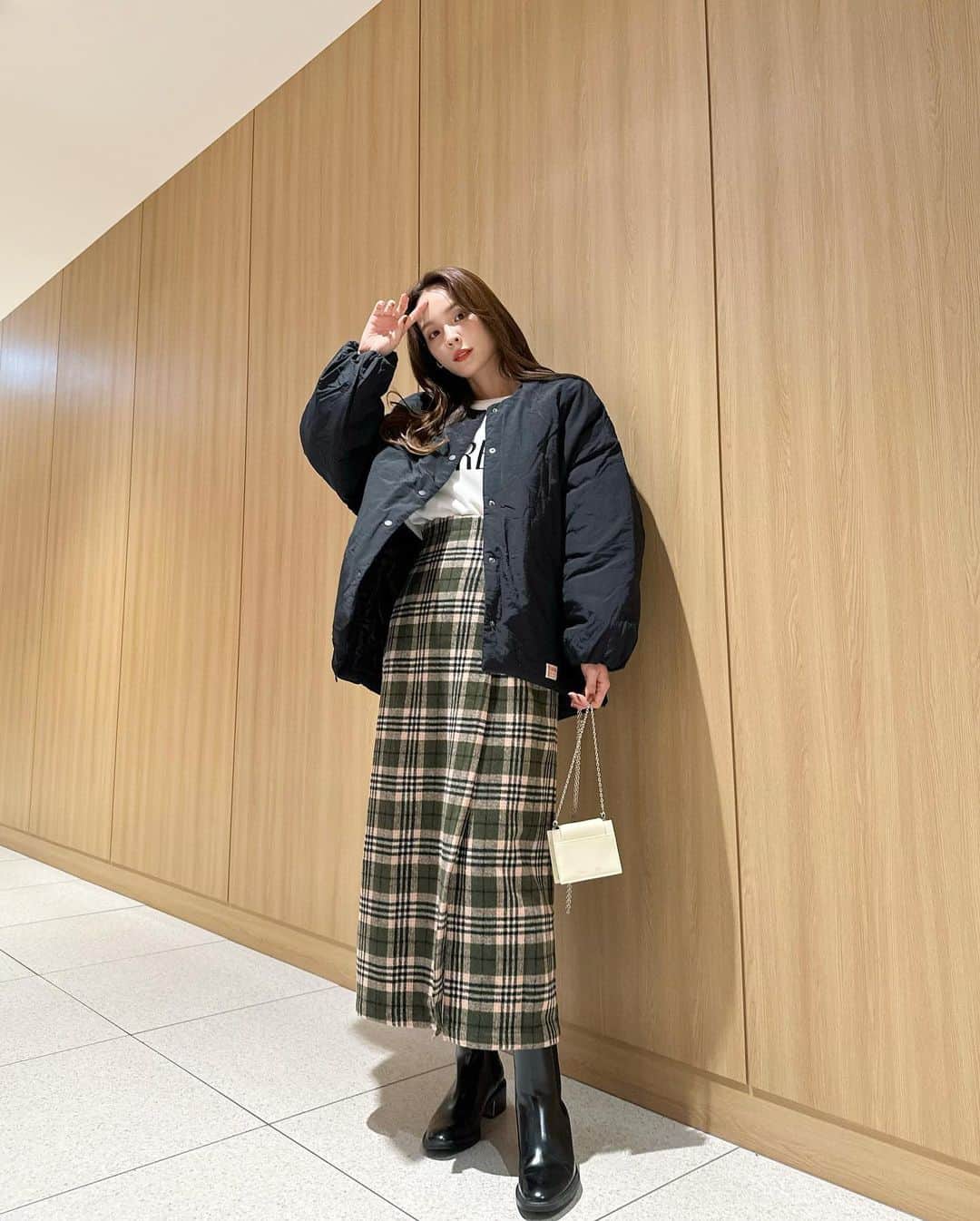 磯田 ひかる(Hikaru Isoda) のインスタグラム：「こんばんは♡ 今日はひたすら眠い1日でした( ⌯₄⌯)  急に寒くなってきたから朝も辛いね🥹  この日は夜肌寒かったのでブルゾンを登場させました🫶  インナーはロゴスウエットにして、チェックスカートを合わせたよー♥  【着用アイテム】 Jacket @classicalelf_official  シャカシャカ素材サイドファスナーノーカラーブルゾン ブラック S ¥3,999税込  Tops @nostalgia_zozotown  フロッキープリント裏毛スウェット ホワイト　FREE ¥4,950税込  Shoes @zara  Bag @matinkim_magazine   ------------------------------ picaru：162cm / 骨格ウェーブ 1st ブライトスプリング 2nd ブライトサマー  大人可愛いスタイルアップコーデ ヘアメイクを合わせた トータルスタイリングを提案🤍  不定期にストーリーで ファッションお悩み相談募集中🥰 ------------------------------  他の投稿を見る→【@picaruuu】」