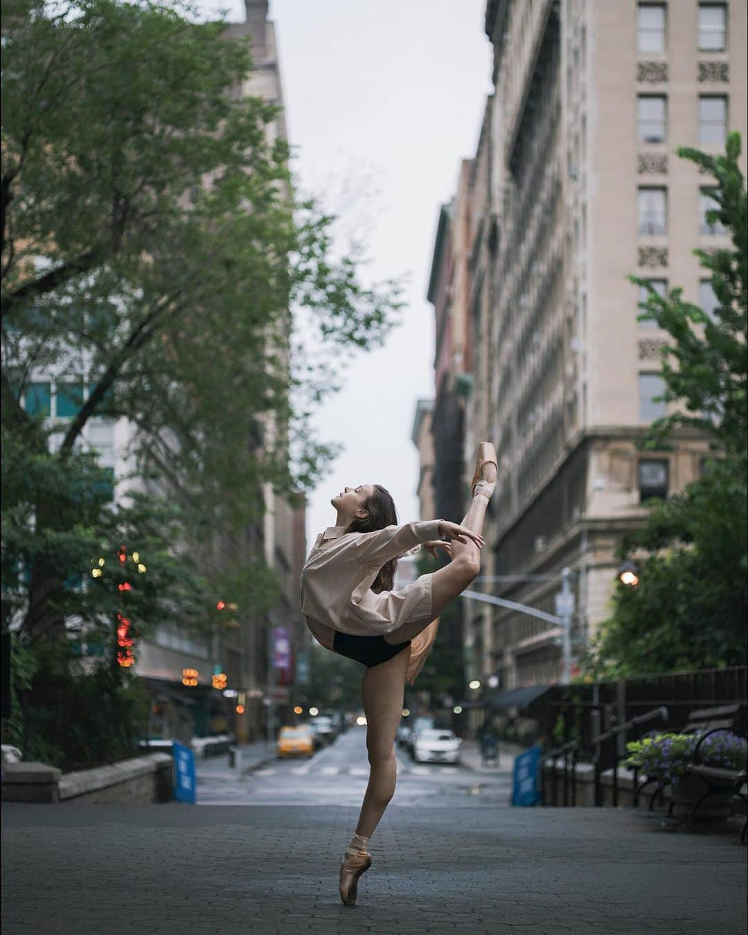 ballerina projectさんのインスタグラム写真 - (ballerina projectInstagram)「𝐒𝐭𝐞𝐩𝐡𝐚𝐧𝐢𝐞 𝐏𝐞𝐭𝐞𝐫𝐬𝐞𝐧 at Union Square in New York City.   @wheresmytutu #stephaniepetersen #ballerinaproject #ballerina #ballet #unionsquare #newyorkcity   Ballerina Project 𝗹𝗮𝗿𝗴𝗲 𝗳𝗼𝗿𝗺𝗮𝘁 𝗹𝗶𝗺𝗶𝘁𝗲𝗱 𝗲𝗱𝘁𝗶𝗼𝗻 𝗽𝗿𝗶𝗻𝘁𝘀 and 𝗜𝗻𝘀𝘁𝗮𝘅 𝗰𝗼𝗹𝗹𝗲𝗰𝘁𝗶𝗼𝗻𝘀 on sale in our Etsy store. Link is located in our bio.  𝙎𝙪𝙗𝙨𝙘𝙧𝙞𝙗𝙚 to the 𝐁𝐚𝐥𝐥𝐞𝐫𝐢𝐧𝐚 𝐏𝐫𝐨𝐣𝐞𝐜𝐭 on Instagram to have access to exclusive and never seen before content. 🩰」10月26日 22時01分 - ballerinaproject_