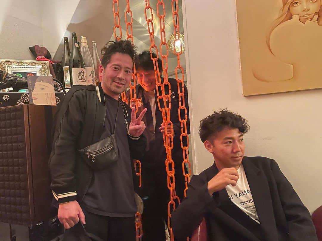 黒瀬純のインスタグラム：「ニューヨーカーと飲んでたら文豪とフルーティーな人が来て フェイマスコメディアンを挟んでるのをメガネおじさんが撮りました。」