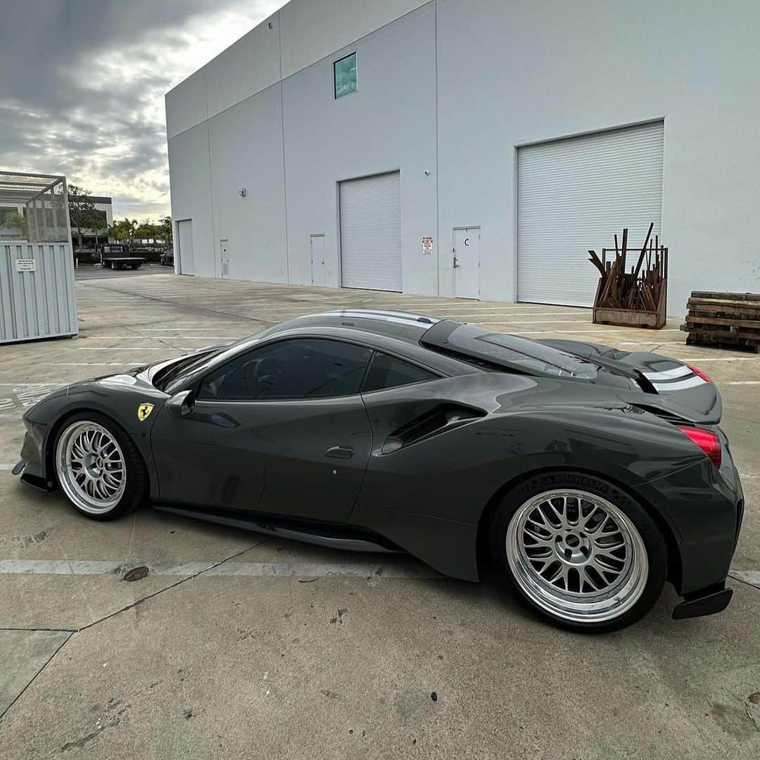 CARLiFESTYLEさんのインスタグラム写真 - (CARLiFESTYLEInstagram)「Beautiful Ferrari 488 Pista spec. Owner @ilgalante #carlifestyle #488pista #ferrari488」10月26日 22時01分 - carlifestyle