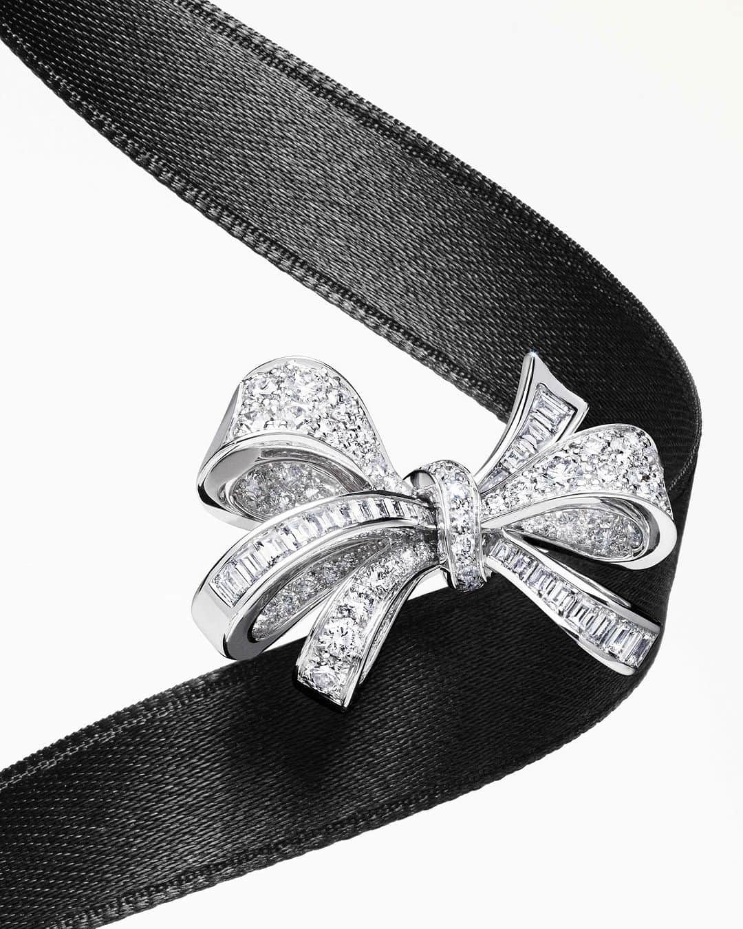 Graffのインスタグラム：「All tied up. Meticulously designed at Graff’s London atelier, voluminous bows are captured in lustrous rows of round and custom-cut baguette shape diamonds.  #GraffDiamonds」
