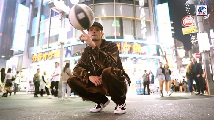 ZiNEZKAMIKAZEのインスタグラム：「Meet @zinez_kamikaze, a professional freestyle basketballer, from Japan. He shares his 18-year journey of this passion and speaks more about expressing his creativity through this profession. Show some love to this fella! 🔥  #EASL」